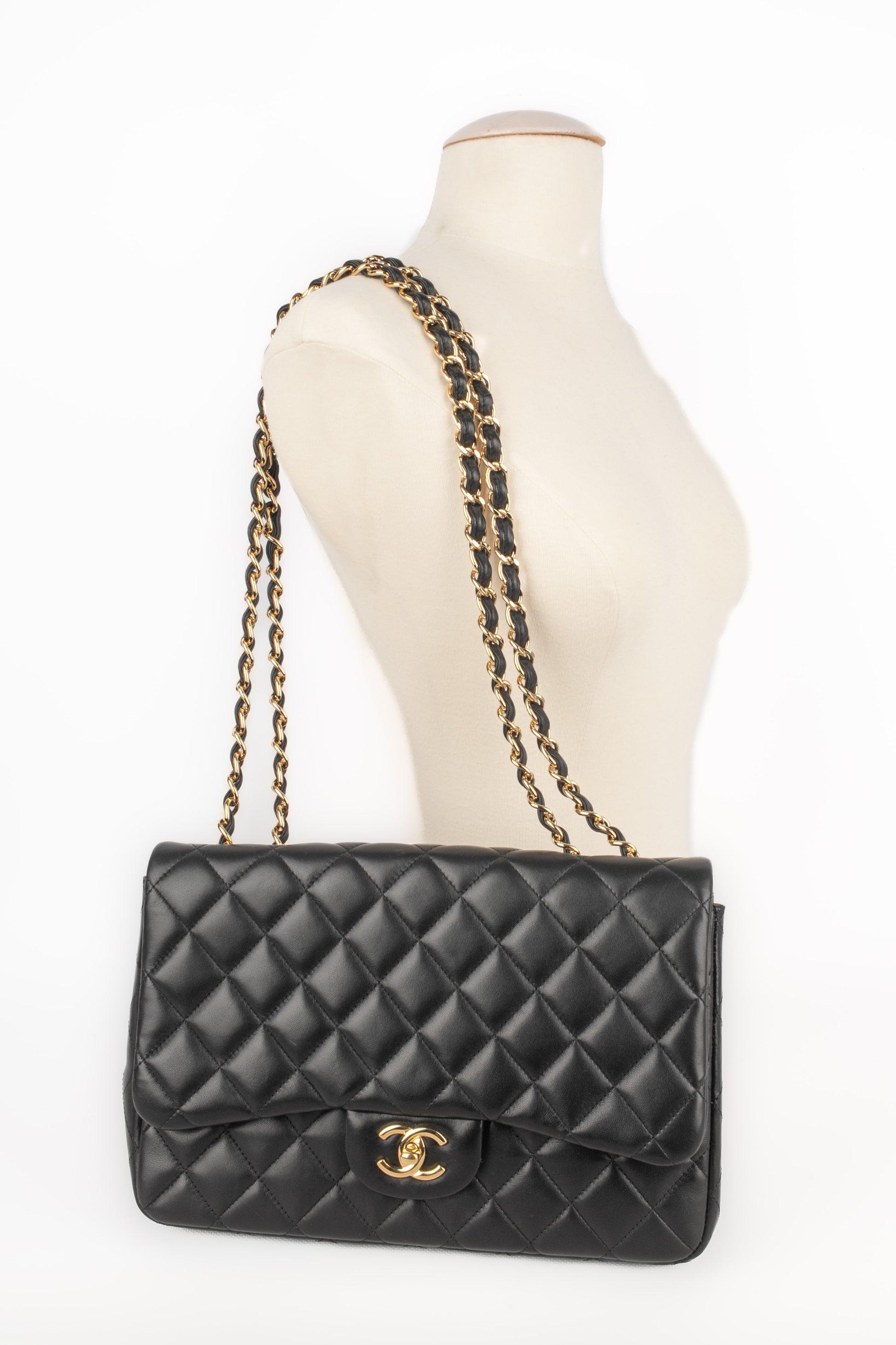 Chanel - (Made in Italy) Black lamb leather classic 'Jumbo' bag with golden metal elements. Bag from sales.

Additional information:
Condition: Good condition
Dimensions: Length: 30 cm - Height: 20 cm - Depth: 8 cm - Handle: 130 cm

Seller