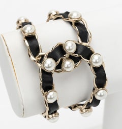 Chanel Bracelet lampe en agneau et perles noirs, Neuf