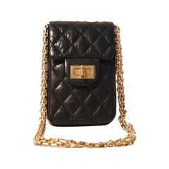 Sac de téléphone Chanel en cuir d'agneau noir 2.55 Reissue