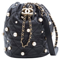 Chanel Schwarz Lammfell Bucket Drawstring Pearl Kleine Umhängetasche SS 2021