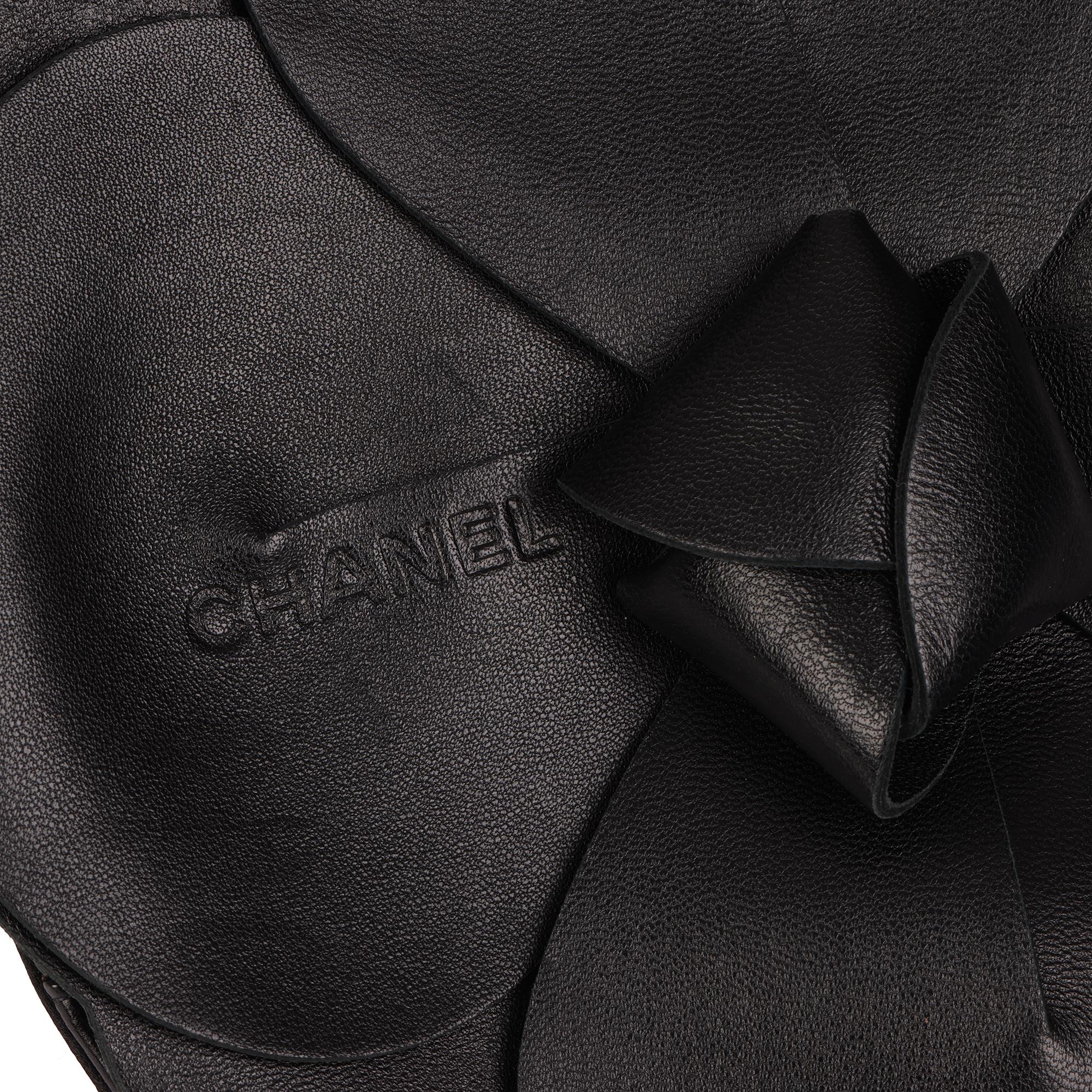Chanel Schwarze Kamelien-Clutch aus Lammfell mit Kette COC 9