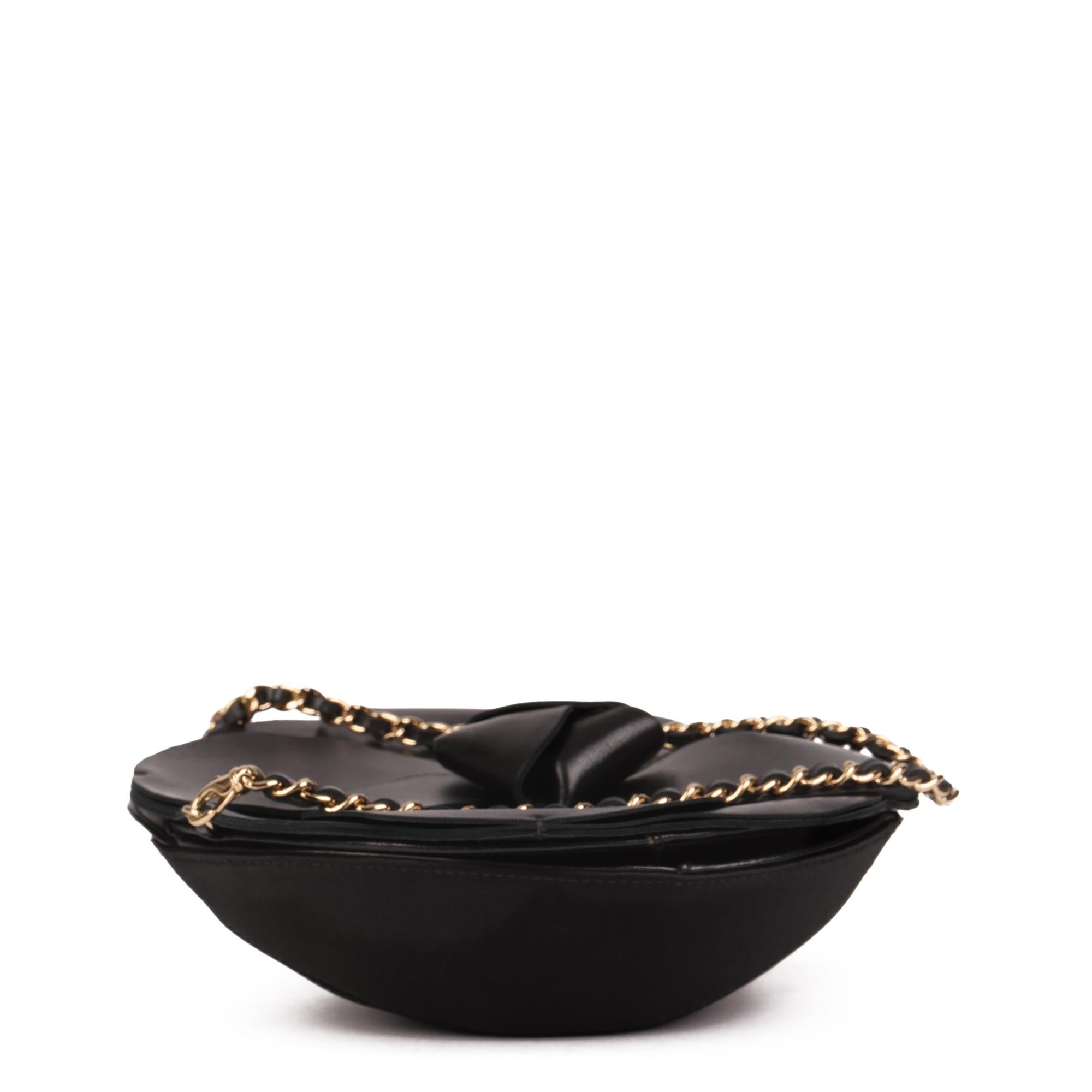 Chanel Schwarze Kamelien-Clutch aus Lammfell mit Kette COC 5