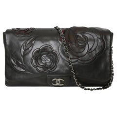 Chanel - Sac à rabat Camellia en cuir d'agneau noir