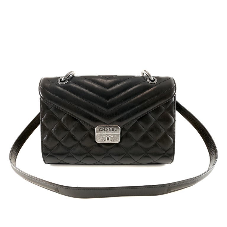 Chanel Black Lambskin Chevron Crossbody Bag at 1stDibs | chanel chevron ...
