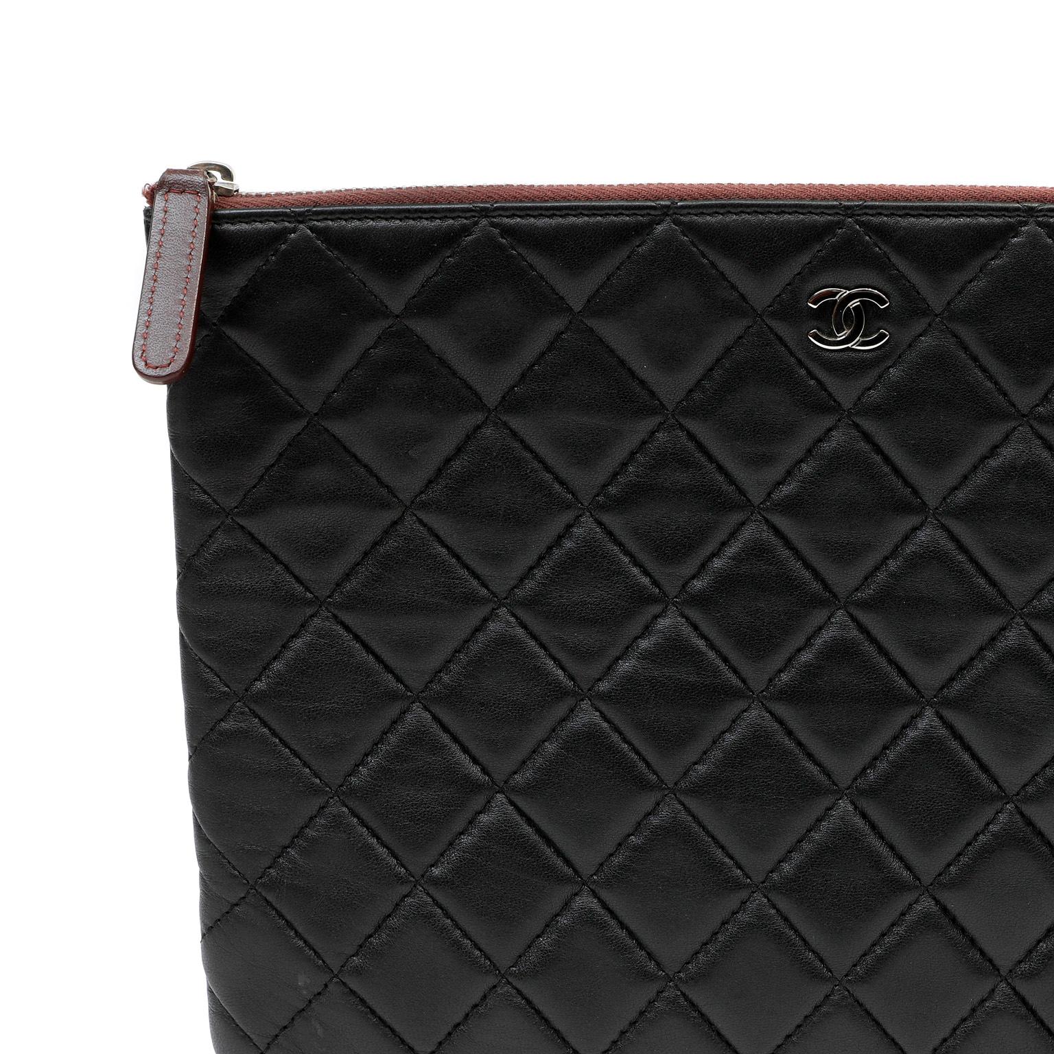 Women's or Men's Chanel Black Lambskin Classic Case For Sale