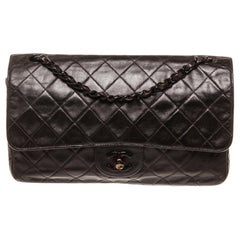 Chanel - Sac à rabat simple classique en cuir d
agneau noir