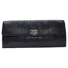 Chanel Schwarze Lammfell-Clutch 2002 mit Klappverschluss