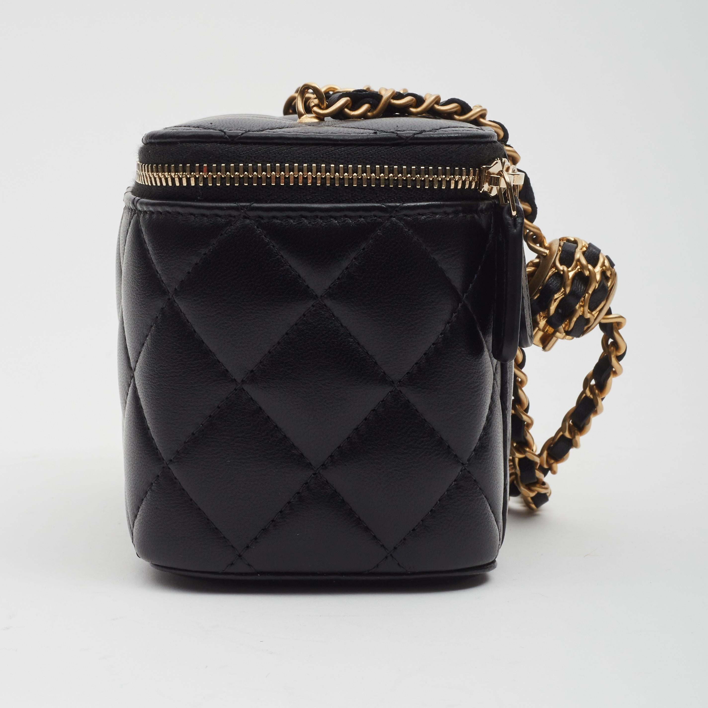 Coco Perlen Crush Waschtischtasche aus schwarzem Lammfell (2022) von Chanel Damen im Angebot
