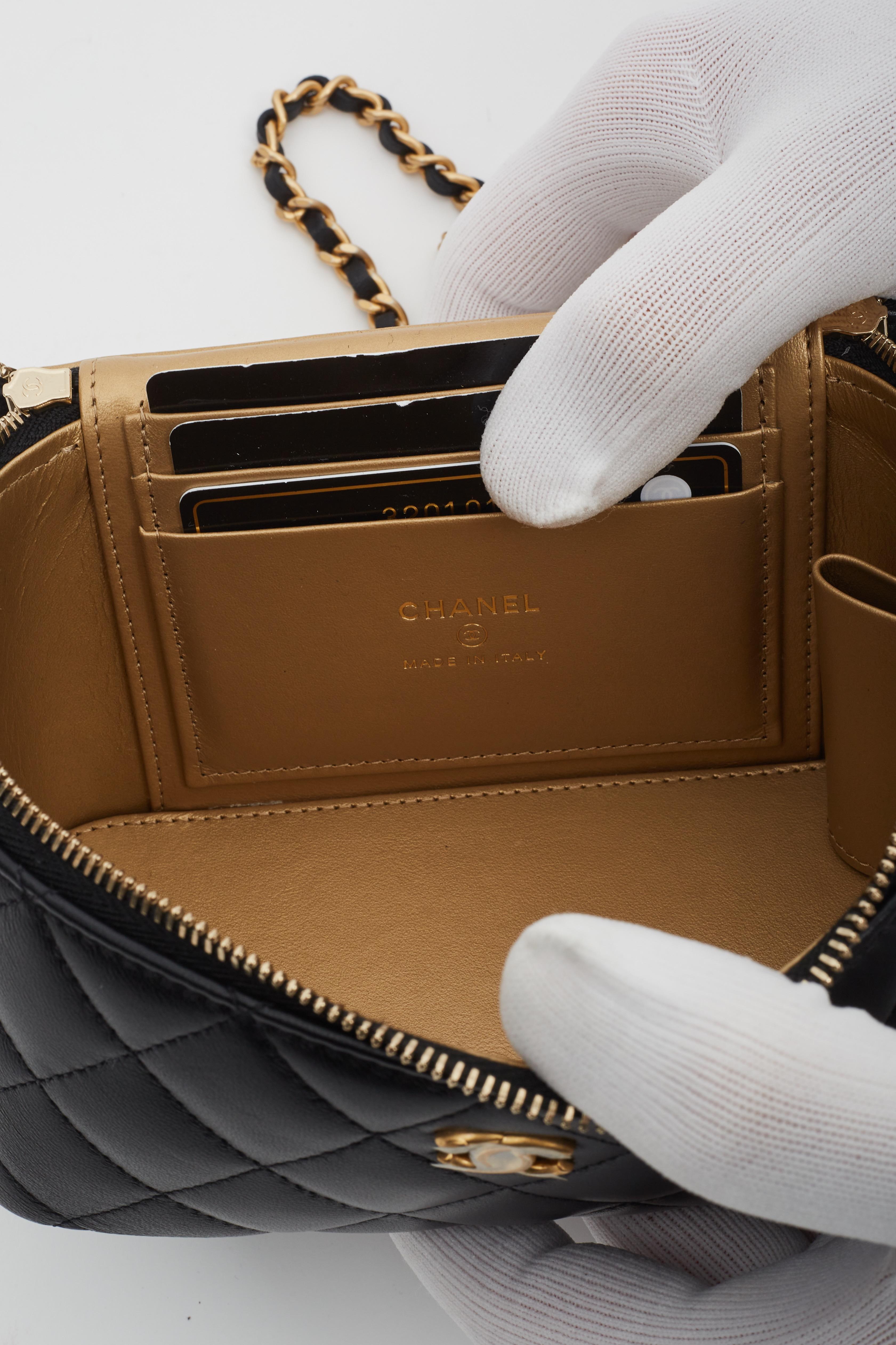 Coco Perlen Crush Waschtischtasche aus schwarzem Lammfell (2022) von Chanel im Angebot 2