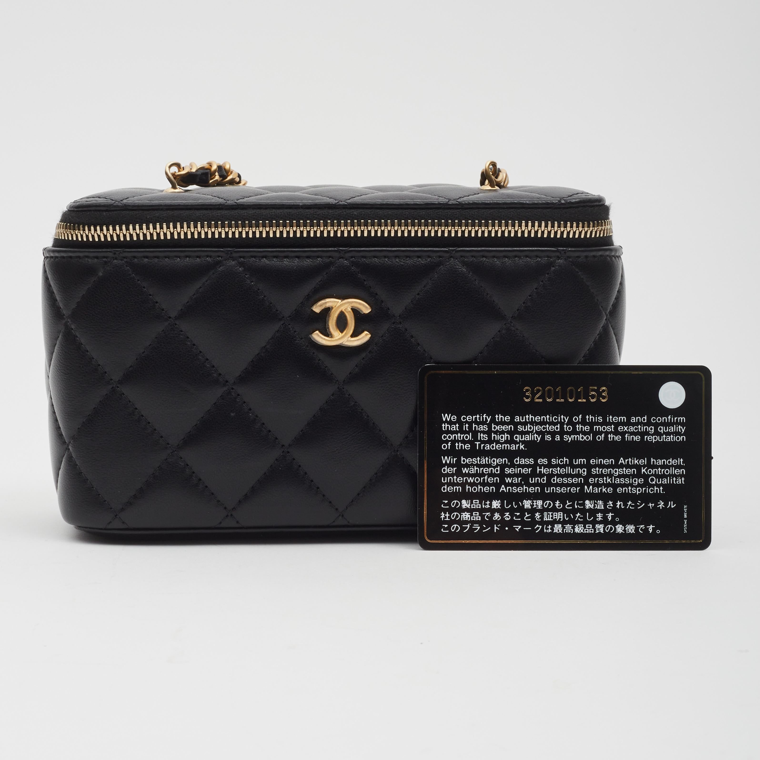Coco Perlen Crush Waschtischtasche aus schwarzem Lammfell (2022) von Chanel im Angebot 4