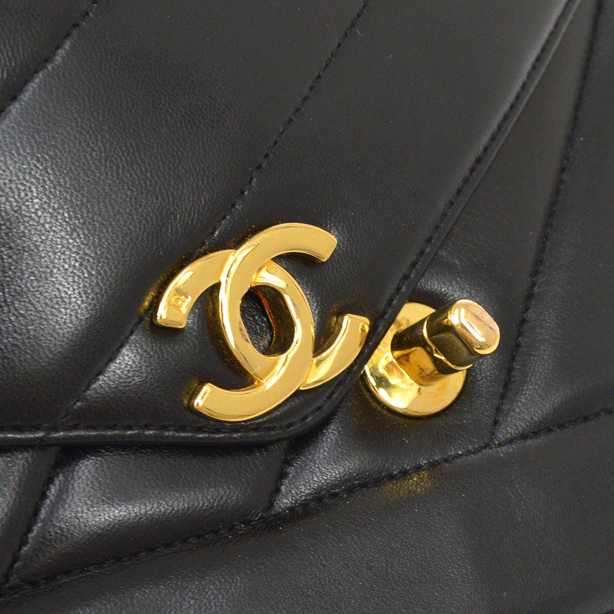 Pre-Owned Vintage Condition
From 1996 Collection
Lambskin Leather
Gold Tone Hardware
Measures 9