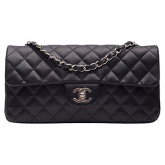 Chanel Borsa Baguette East West in pelle d'agnello nera Hardware oro