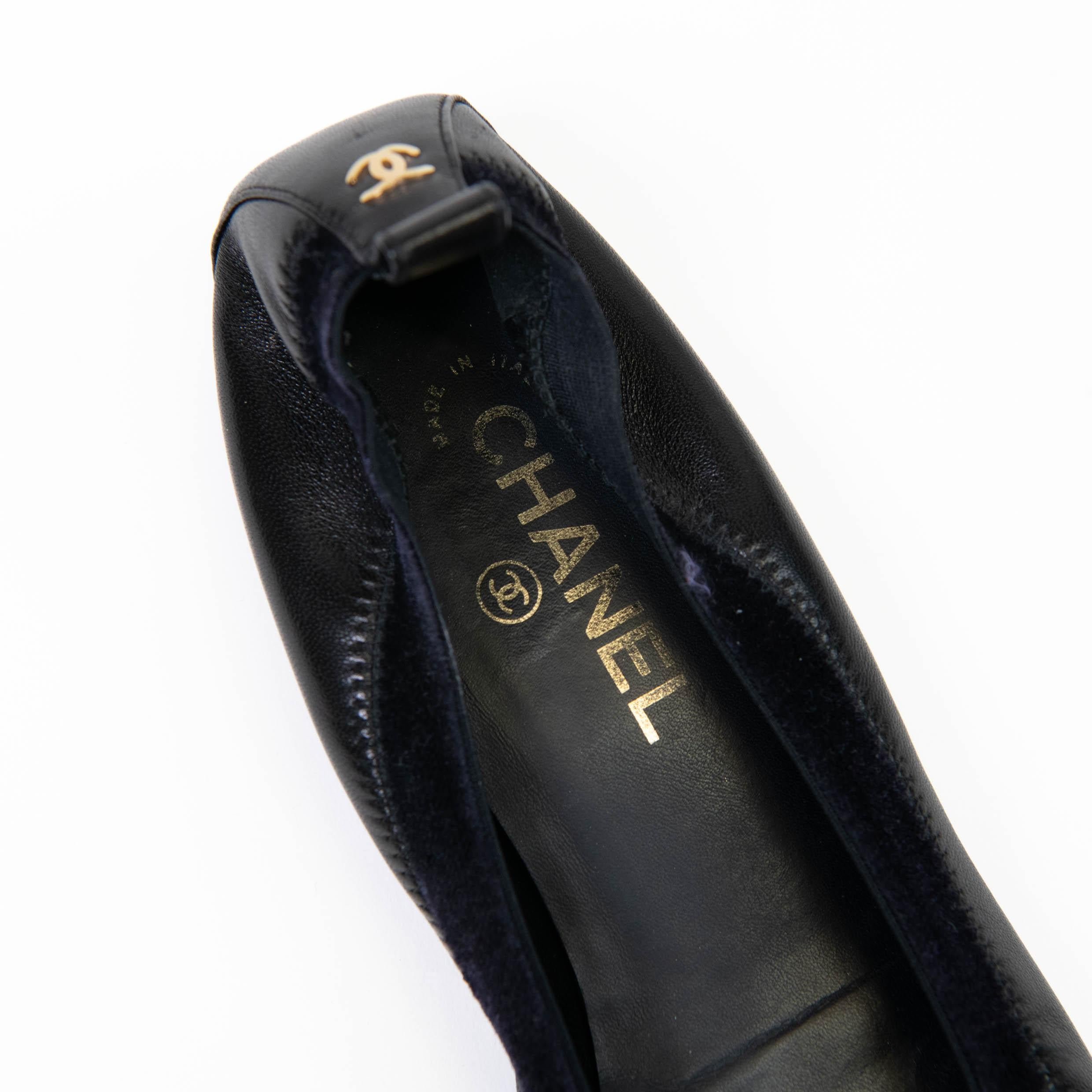 100% Authentic 

The classic style and superior quality of these Chanel flats make them a fabulous accent to your wardrobe. These stylish flats are crafted black leather with a flower on the toe.

Very Good Condition- wear to