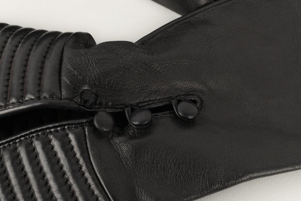 Chanel - Gants et manchettes en cuir d'agneau noir en vente 1