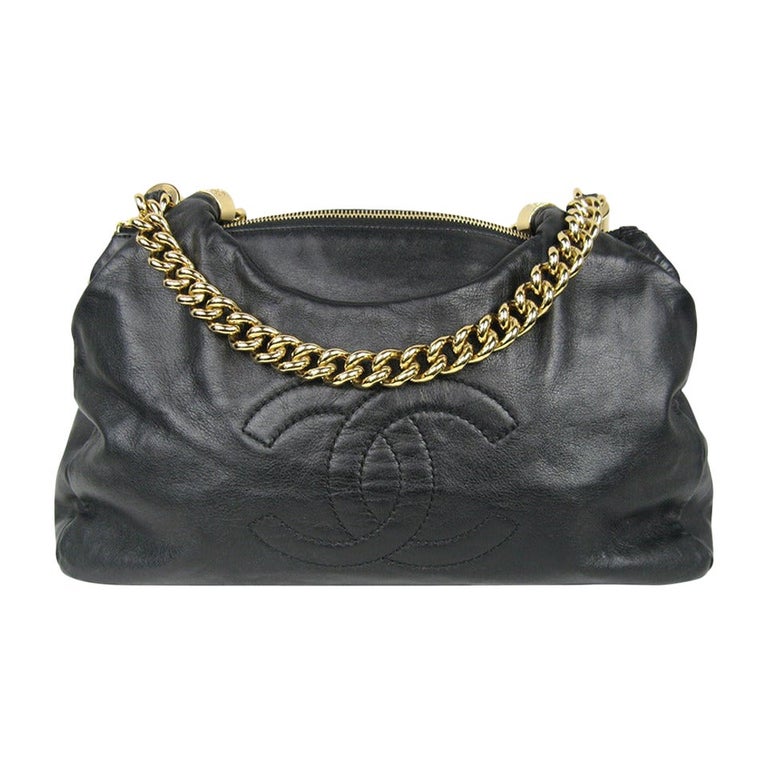 Chanel Bolso de Piel de Cordero Negro con Cadena Dorada en venta