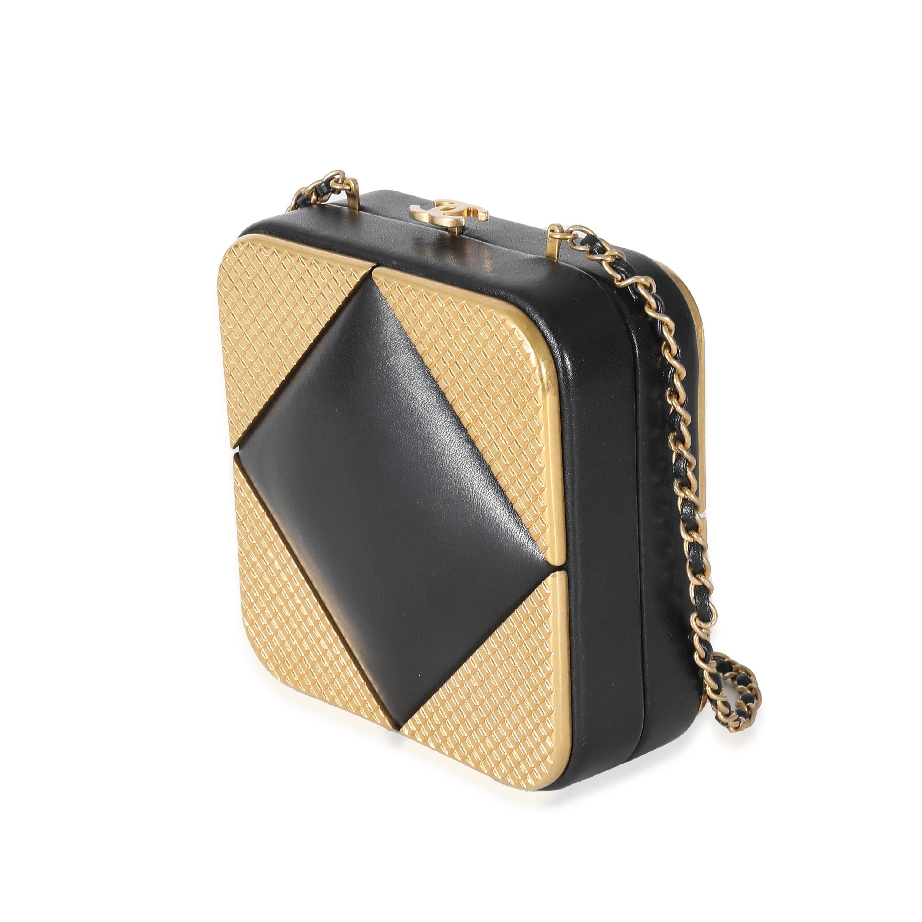 Chanel - Pochette CC carrée en métal doré en cuir d'agneau noir Pour femmes en vente