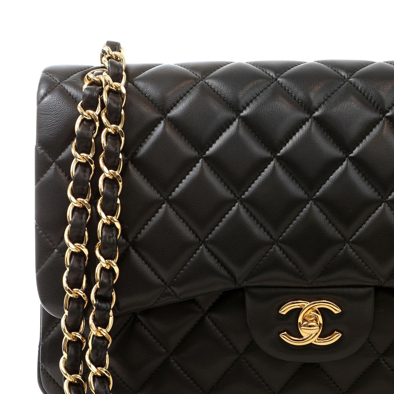 Cet authentique Chanel Black Lambskin Jumbo Classic est en parfait état. Associée à une quincaillerie dorée, cette combinaison classique est difficile à trouver et probablement la plus convoitée de toutes les Jumbo Classics.    Sac à poussière