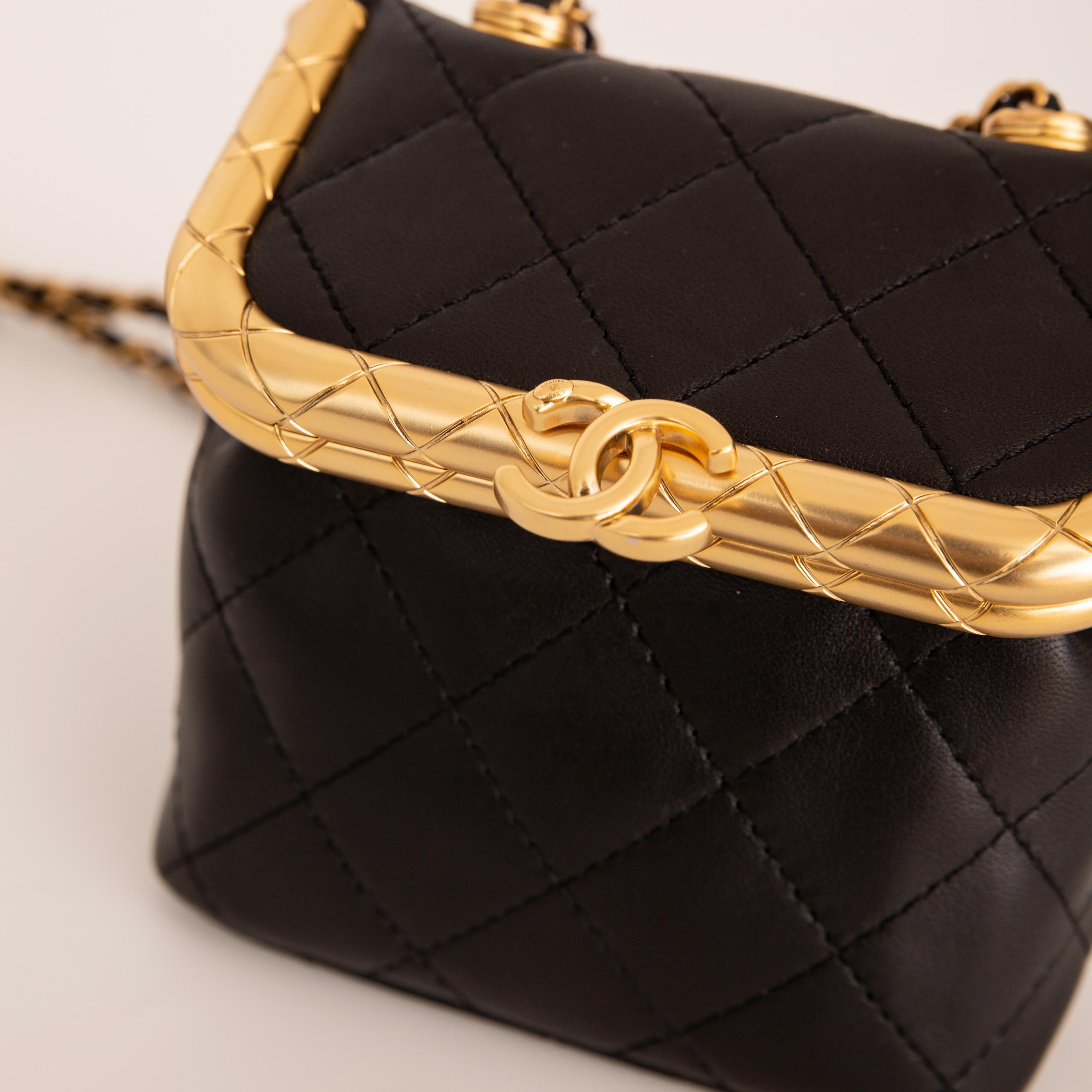 Nero Chanel Mini Borsa Kiss-Lock in pelle d'agnello nera (2019)
