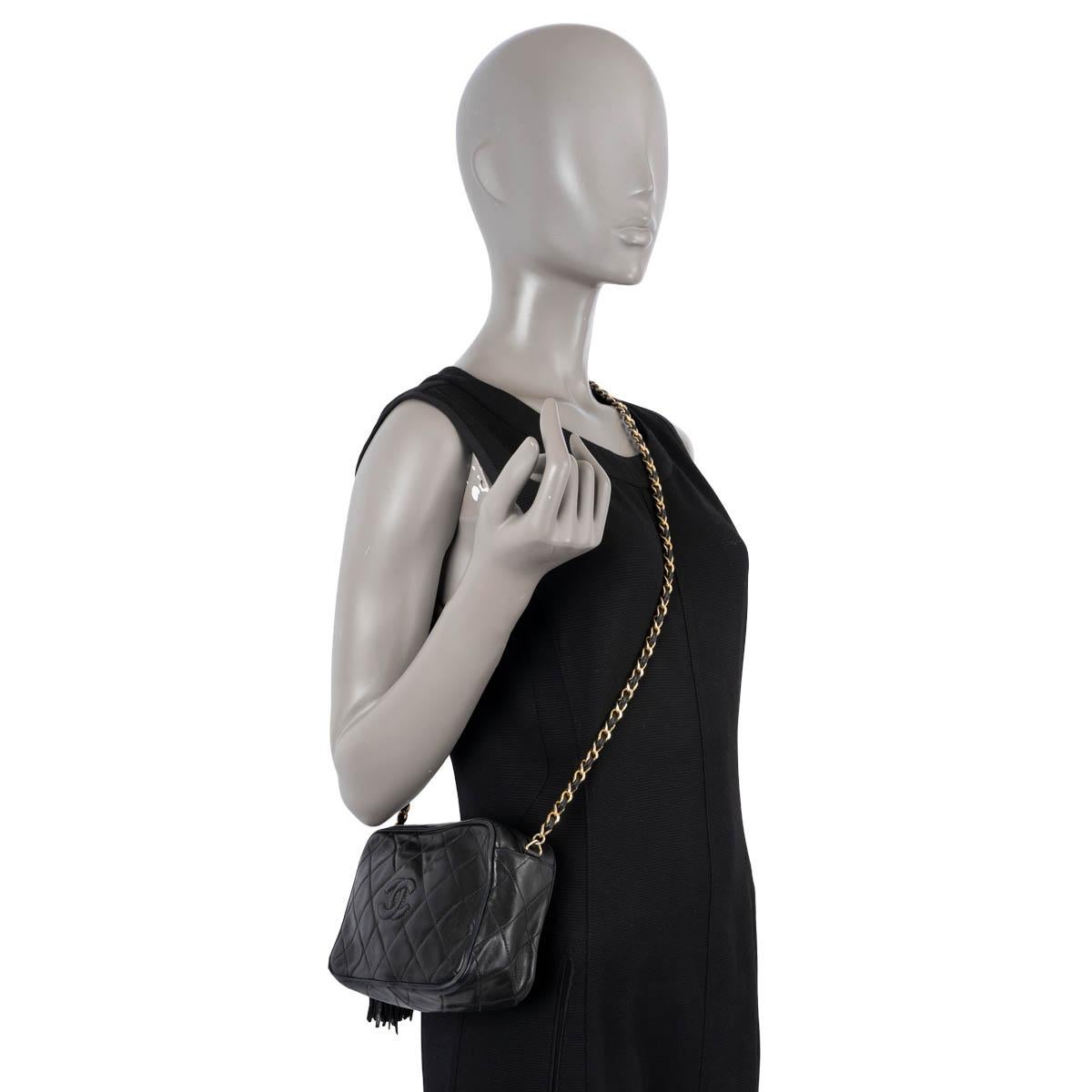 CHANEL black lambskin leather CAMERA TASSEL Shoulder Bag VINTAGE For Sale 7