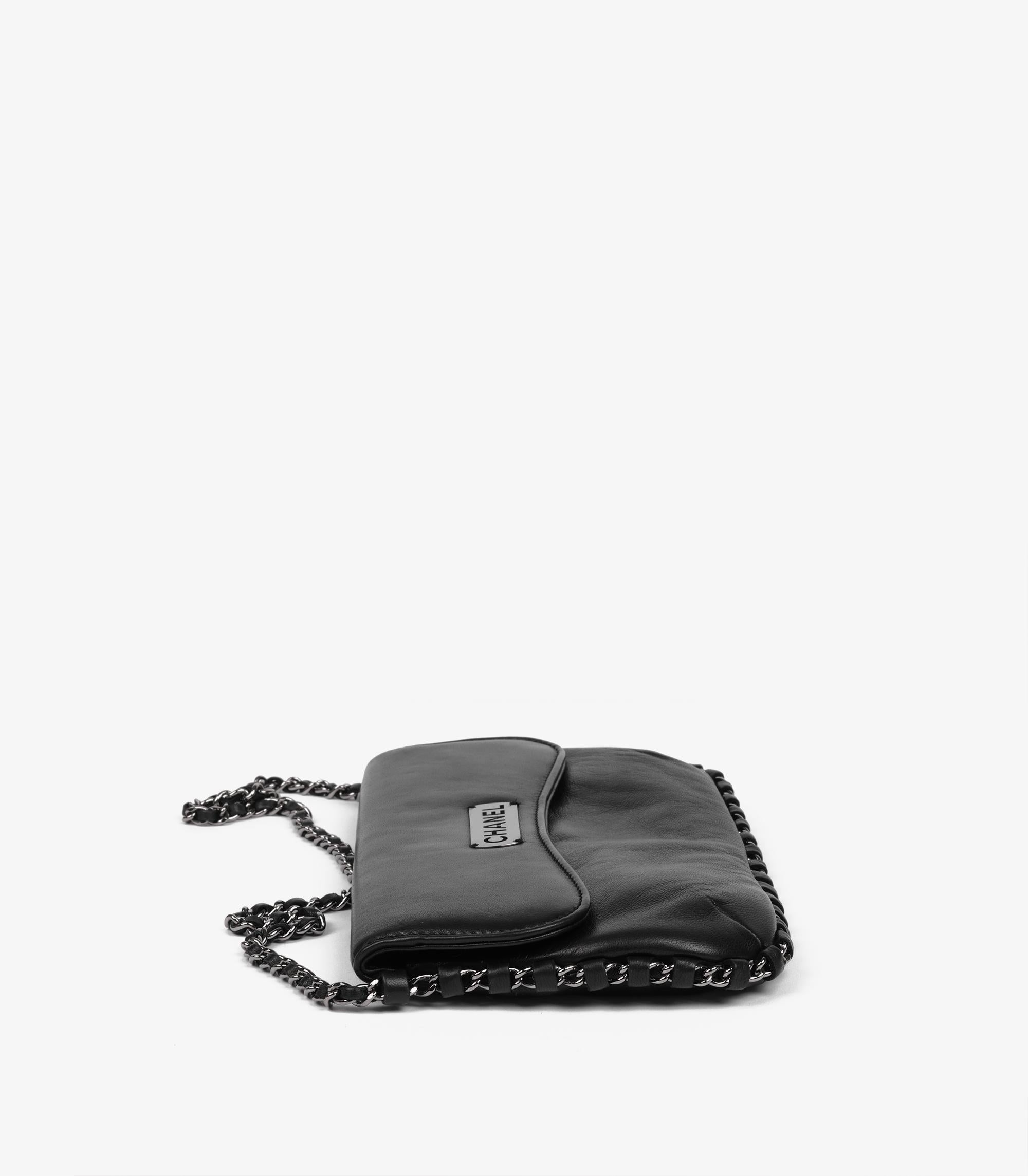 Chanel - Pochette en cuir d'agneau noir avec logo entouré de chaînes

Détails du produit
Xupes Ref : CB1547
Marque : Chanel
Modèle : Pochette avec logo en forme de chaîne
Type : Epaule
Numéro de série : 9480051
Age : 2004
Accompagné de : Sac à