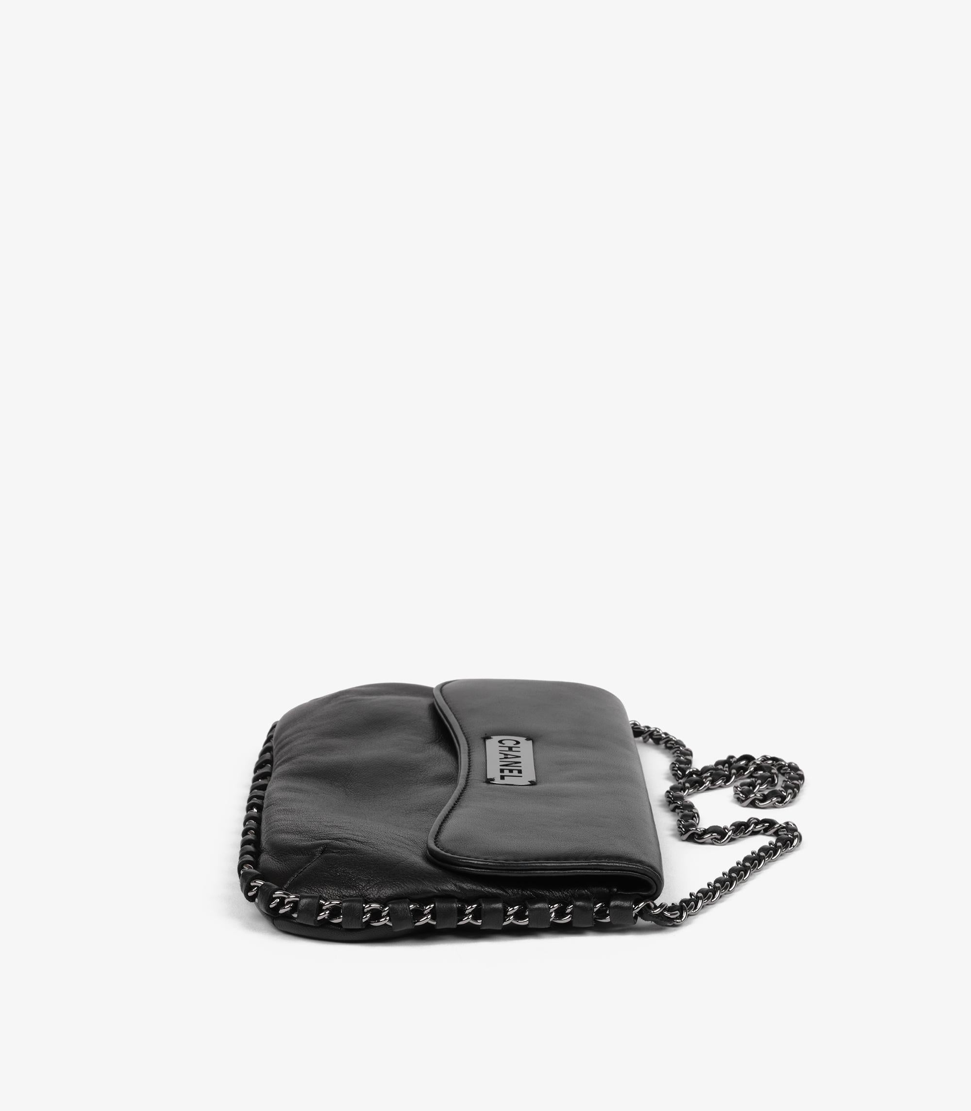 Chanel - Pochette en cuir d'agneau noir avec logo entouré de chaînes Bon état - En vente à Bishop's Stortford, Hertfordshire