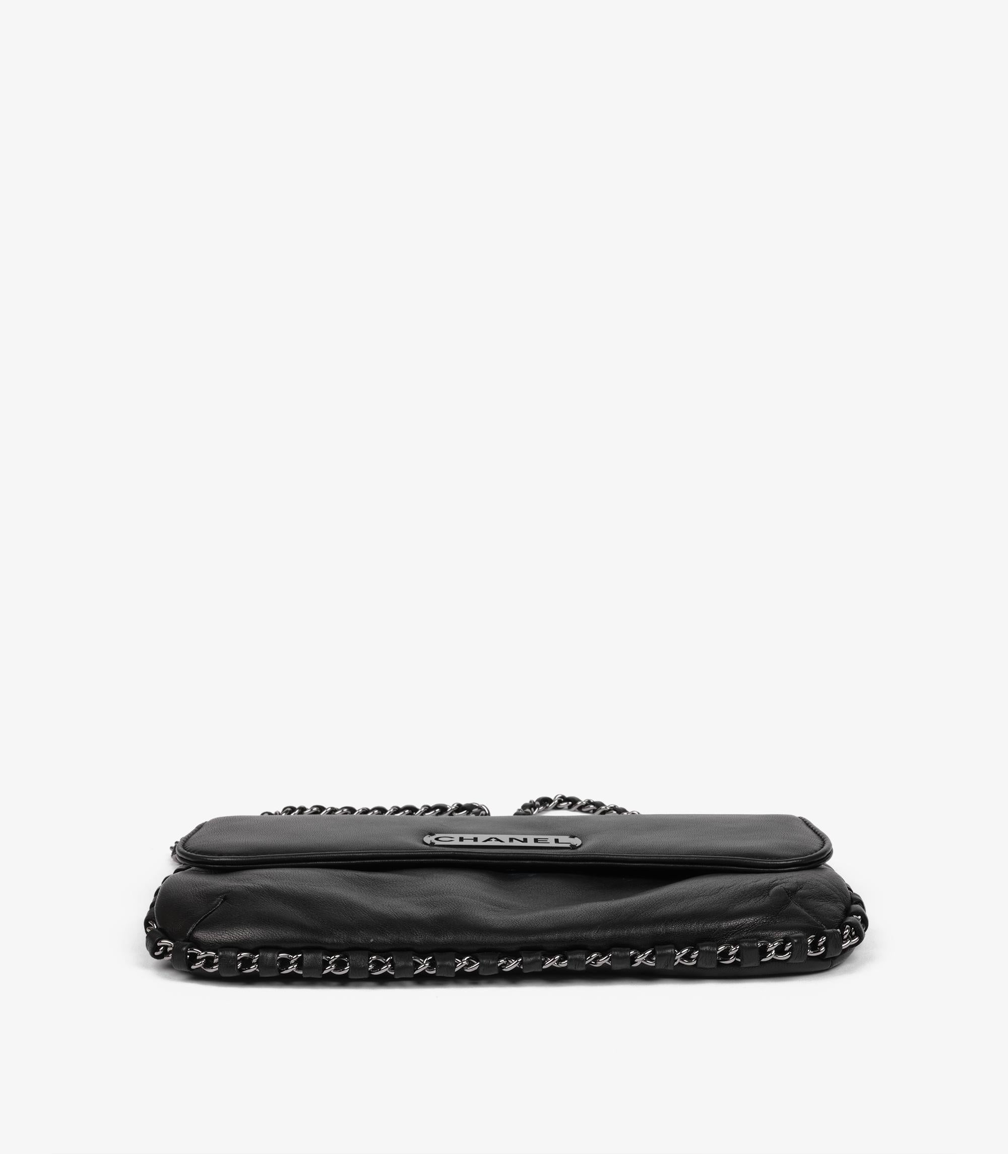 Chanel - Pochette en cuir d'agneau noir avec logo entouré de chaînes Pour femmes en vente