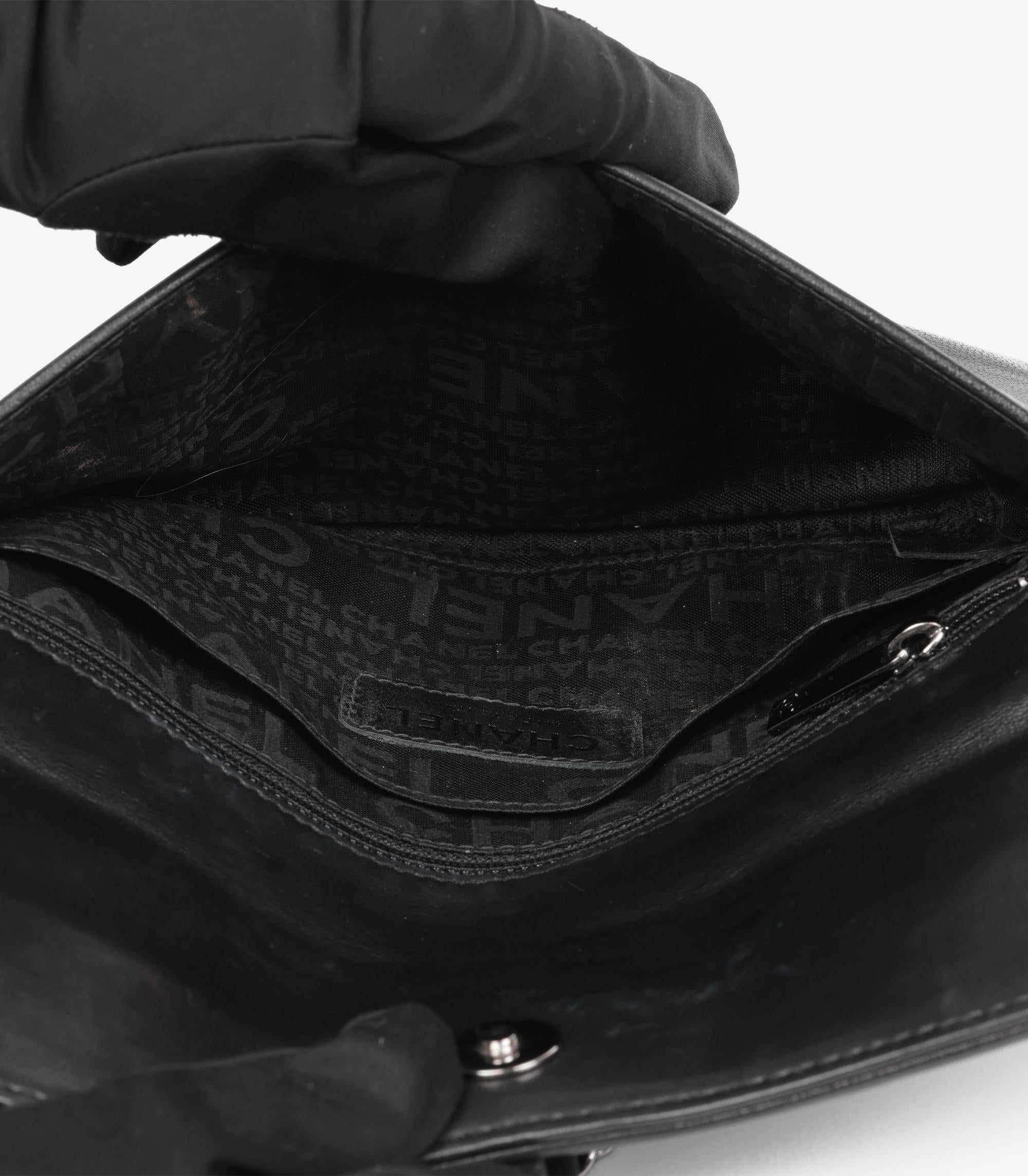 Chanel - Pochette en cuir d'agneau noir avec logo entouré de chaînes en vente 1