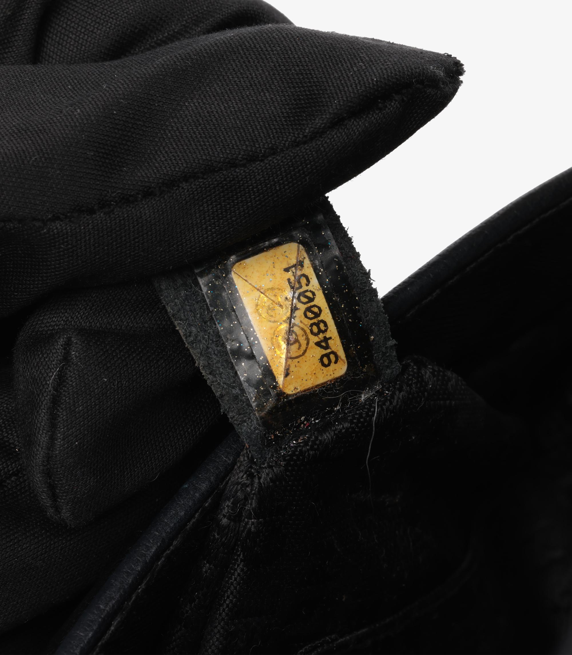Chanel - Pochette en cuir d'agneau noir avec logo entouré de chaînes en vente 2