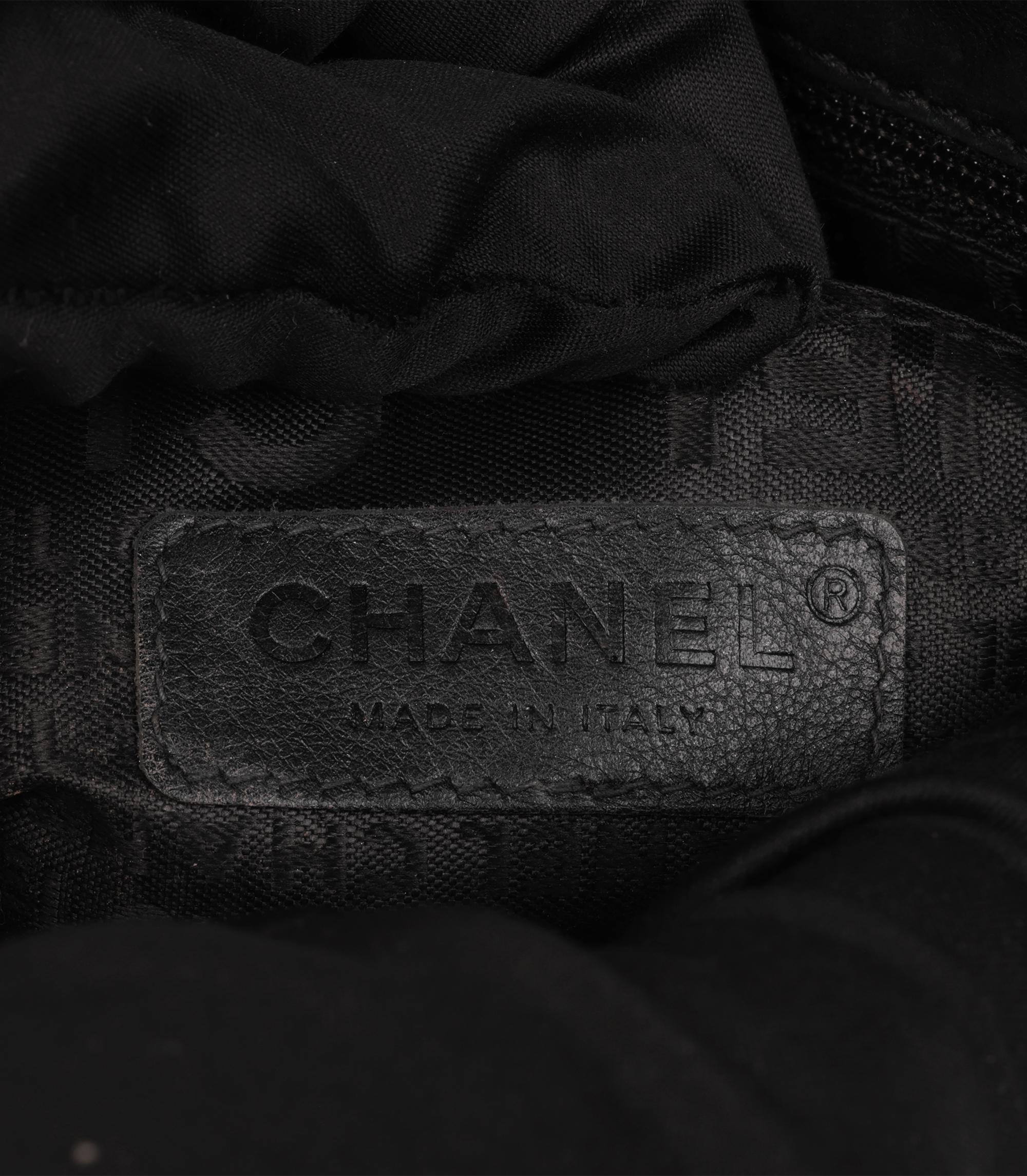 Chanel - Pochette en cuir d'agneau noir avec logo entouré de chaînes en vente 3