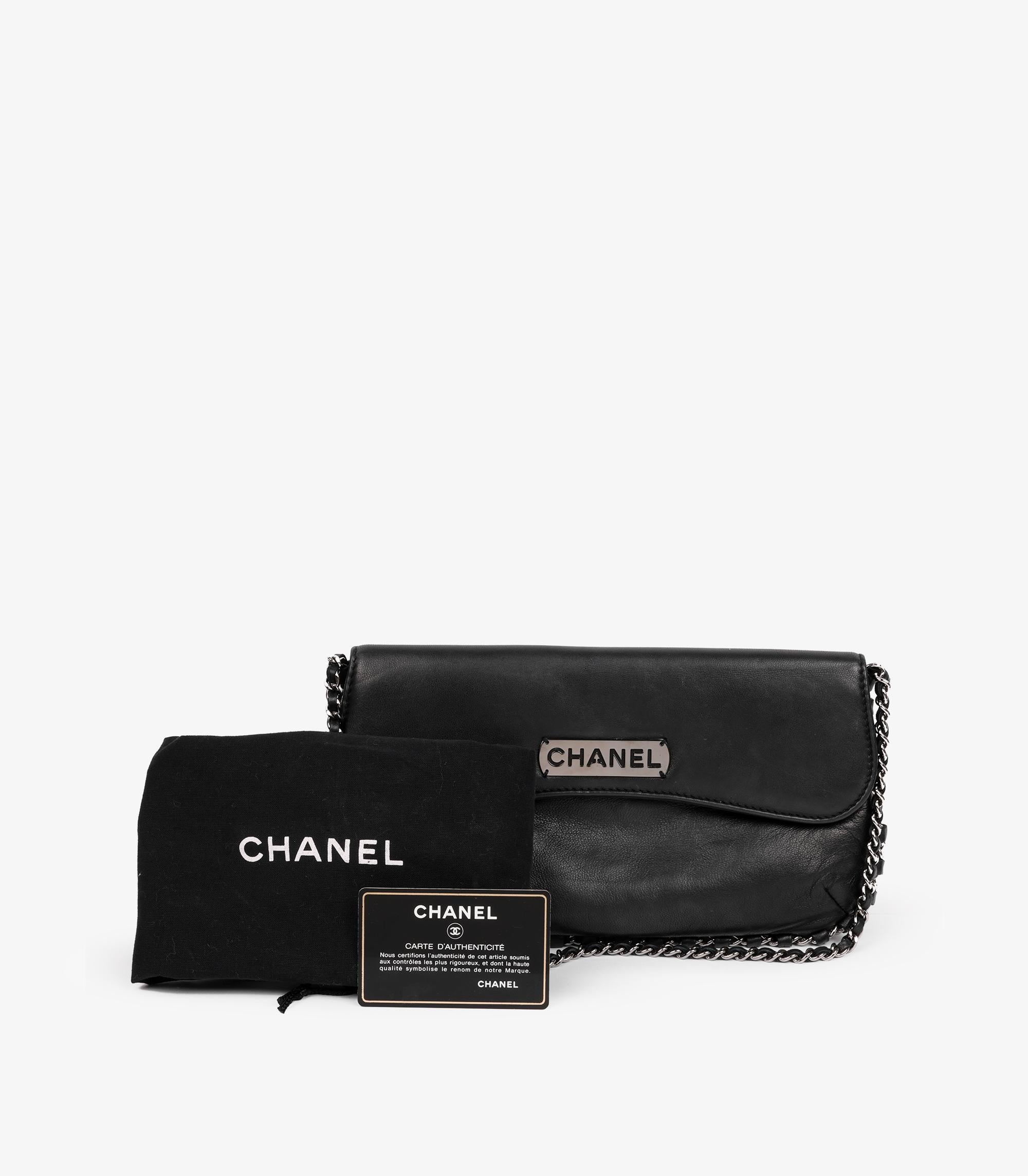 Chanel - Pochette en cuir d'agneau noir avec logo entouré de chaînes en vente 4