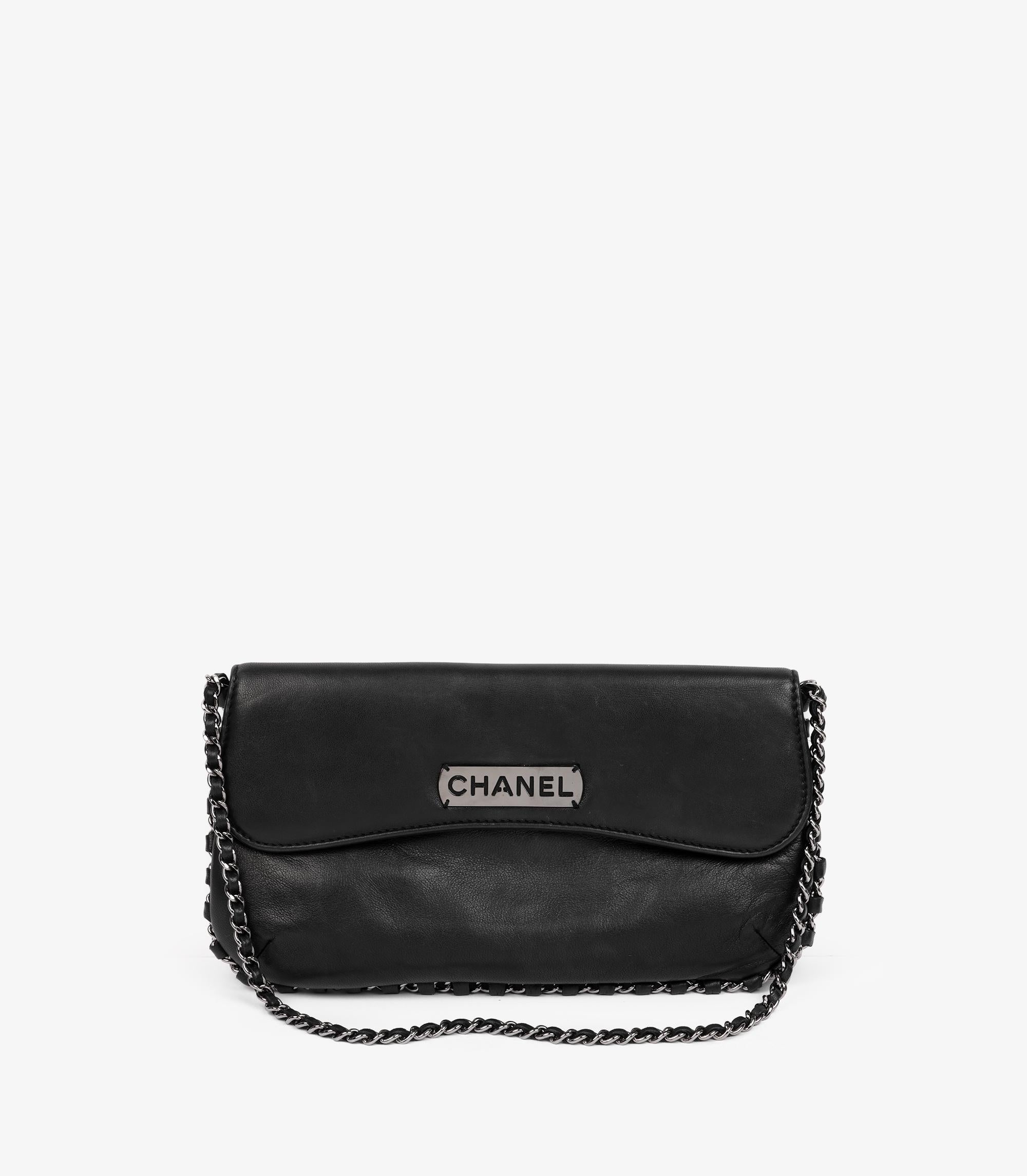 Chanel, la borsa in pelle d'agnello nera con logo e catena