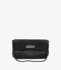 Chanel, la borsa in pelle d'agnello nera con logo e catena
