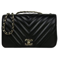 Chanel Chevron Mini-Statement-Umhängetasche aus schwarzem Lammfell mit Klappe