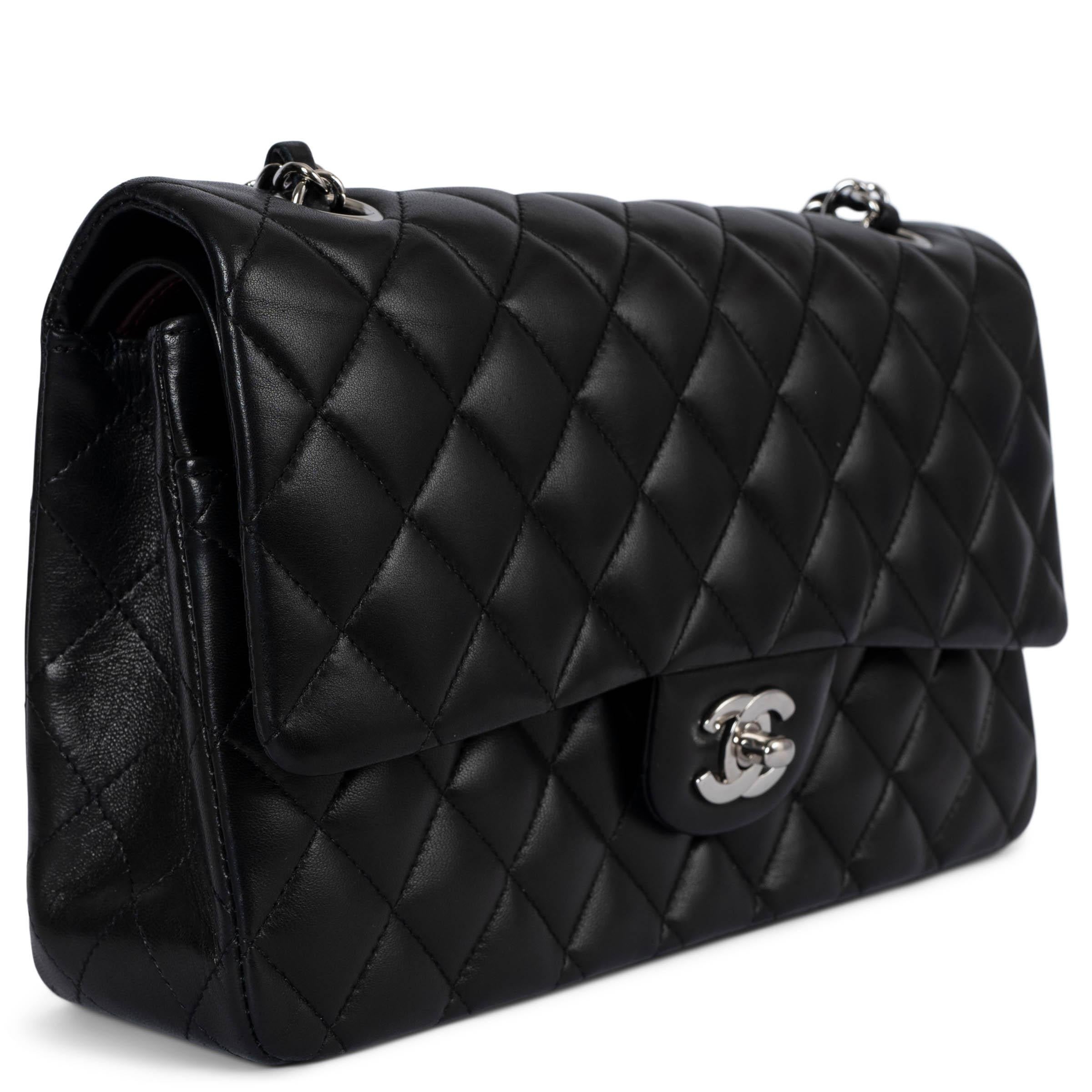 Bolso con doble solapa 100% auténtico Chanel Classic 11.12 de suave piel de cordero negra con herrajes plateados. Bolsillo abierto en la parte trasera. Se cierra con el clásico cierre de giro CC en la parte delantera. Bolsillo con cremallera en el