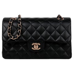 Chanel - Petit sac classique à double rabat en cuir d'agneau noir avec boucle en or rose