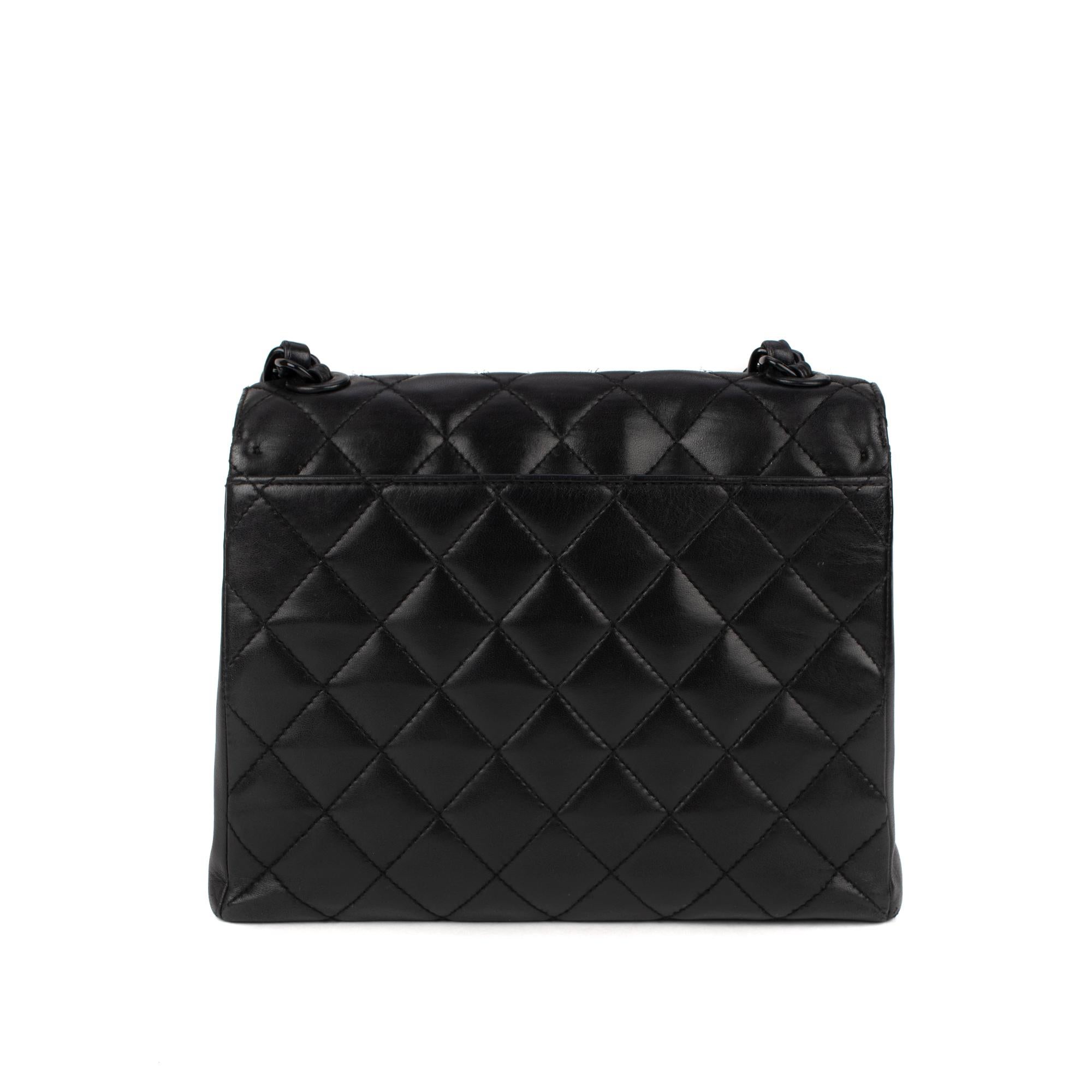 Handbag Chanel Black Lambskin Leather ! In Good Condition In Paris, IDF
