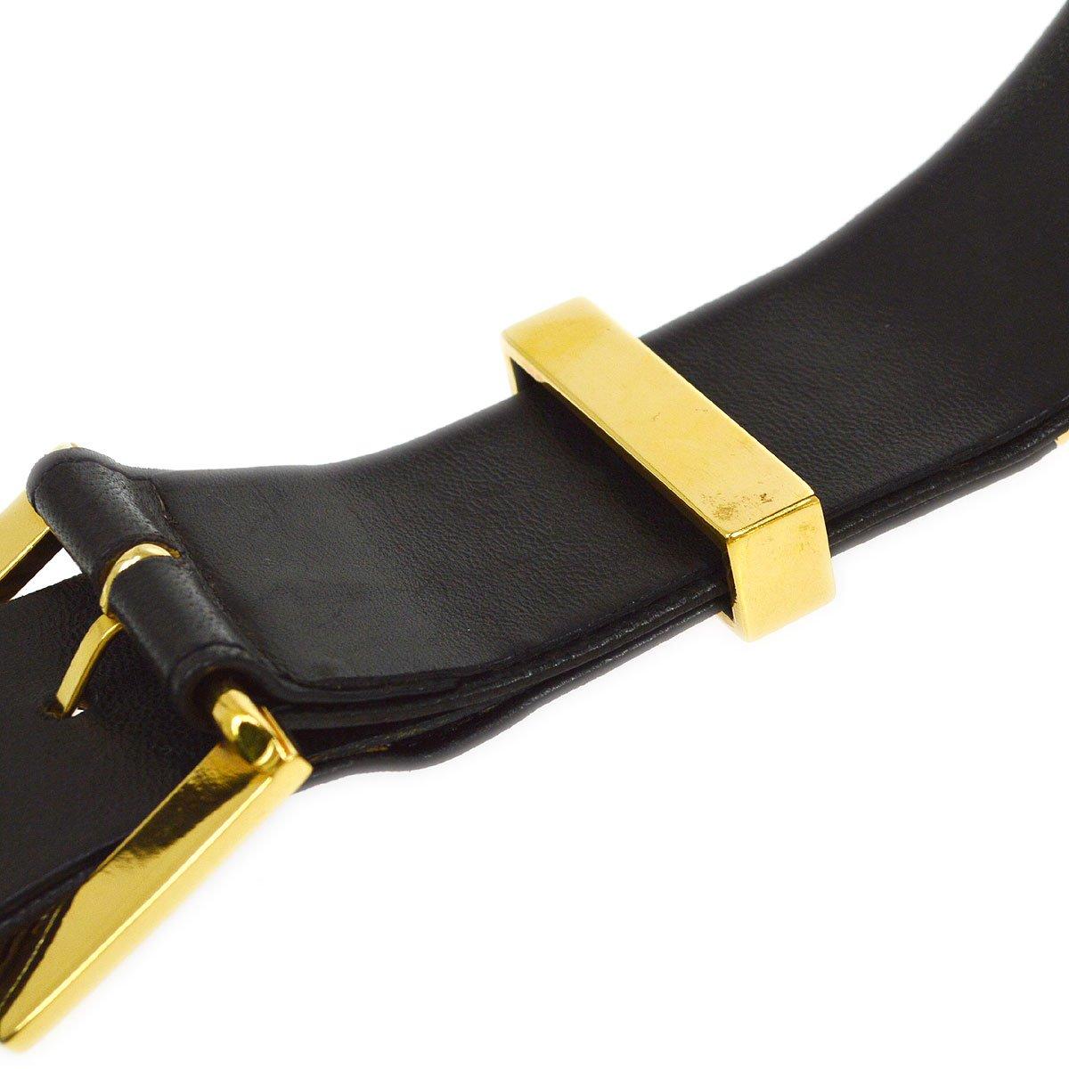 CHANEL Schwarzes Lammfell Leder Gold Metall Logo Charm Kette Glieder-Taillengürtel im Zustand „Gut“ im Angebot in Chicago, IL