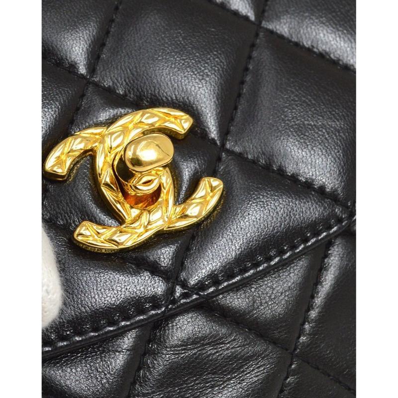 Pre-Owned Vintage Condition
From 1994 Collection
Lambskin Leather
Gold Tone Hardware
Measures 9