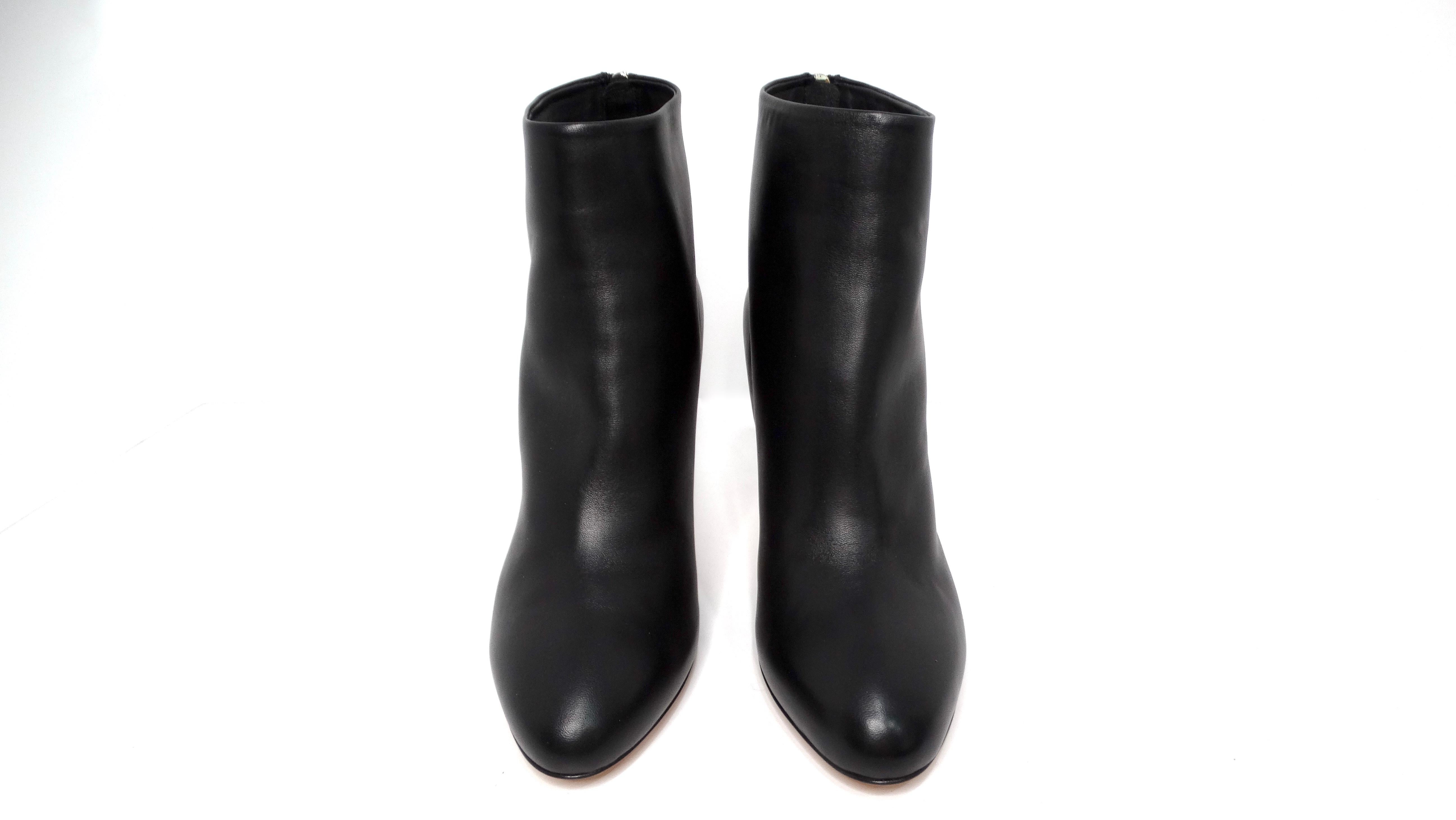 Les bottines à talons en cuir d'agneau noir de Chanel sont une représentation étonnante de la chaussure de luxe qui allie à la fois confort et élégance. Confectionnées en cuir d'agneau de première qualité, ces bottines présentent une texture très