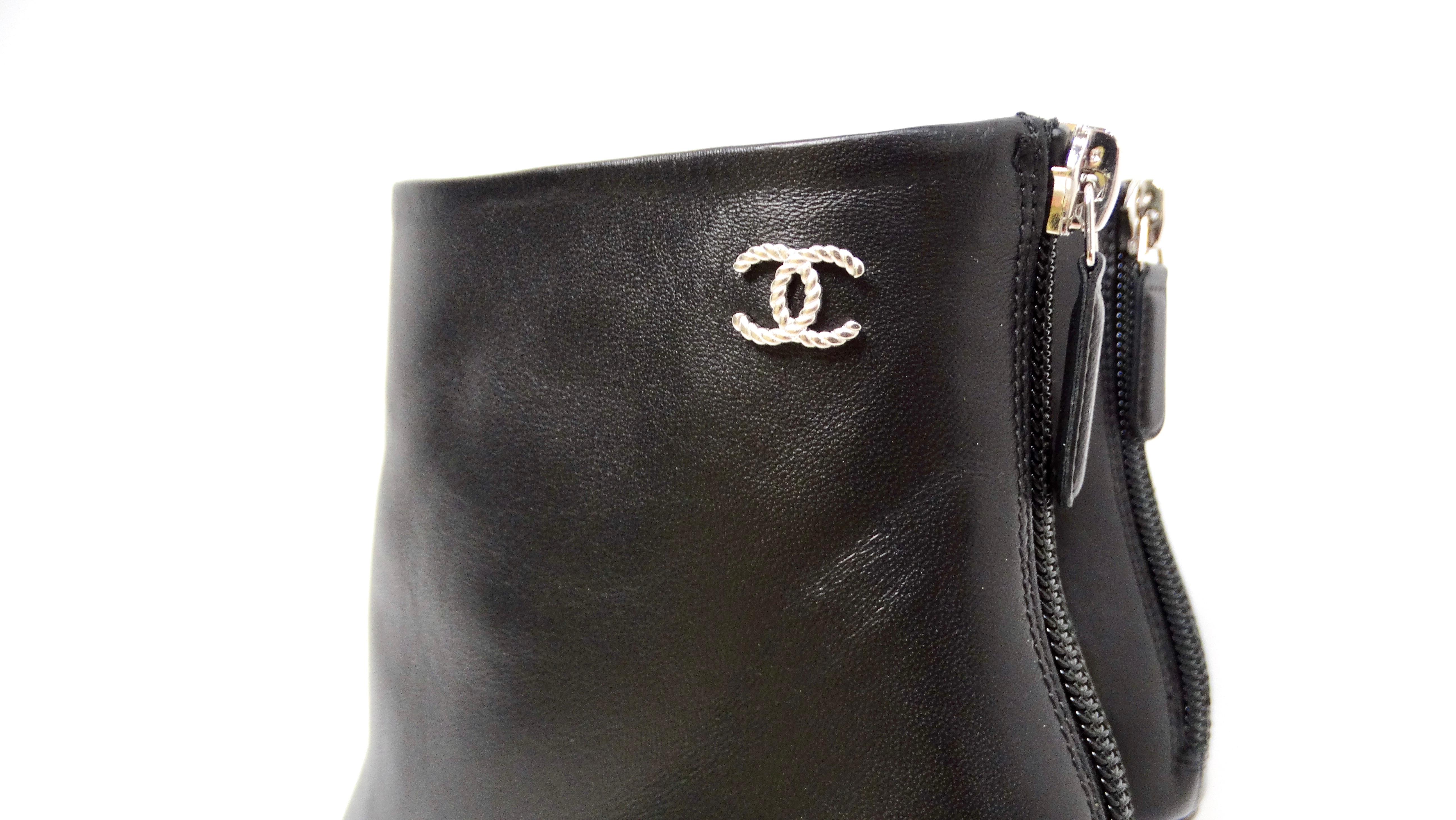 Chanel - Bottines à talons en cuir d'agneau noir Bon état - En vente à Scottsdale, AZ