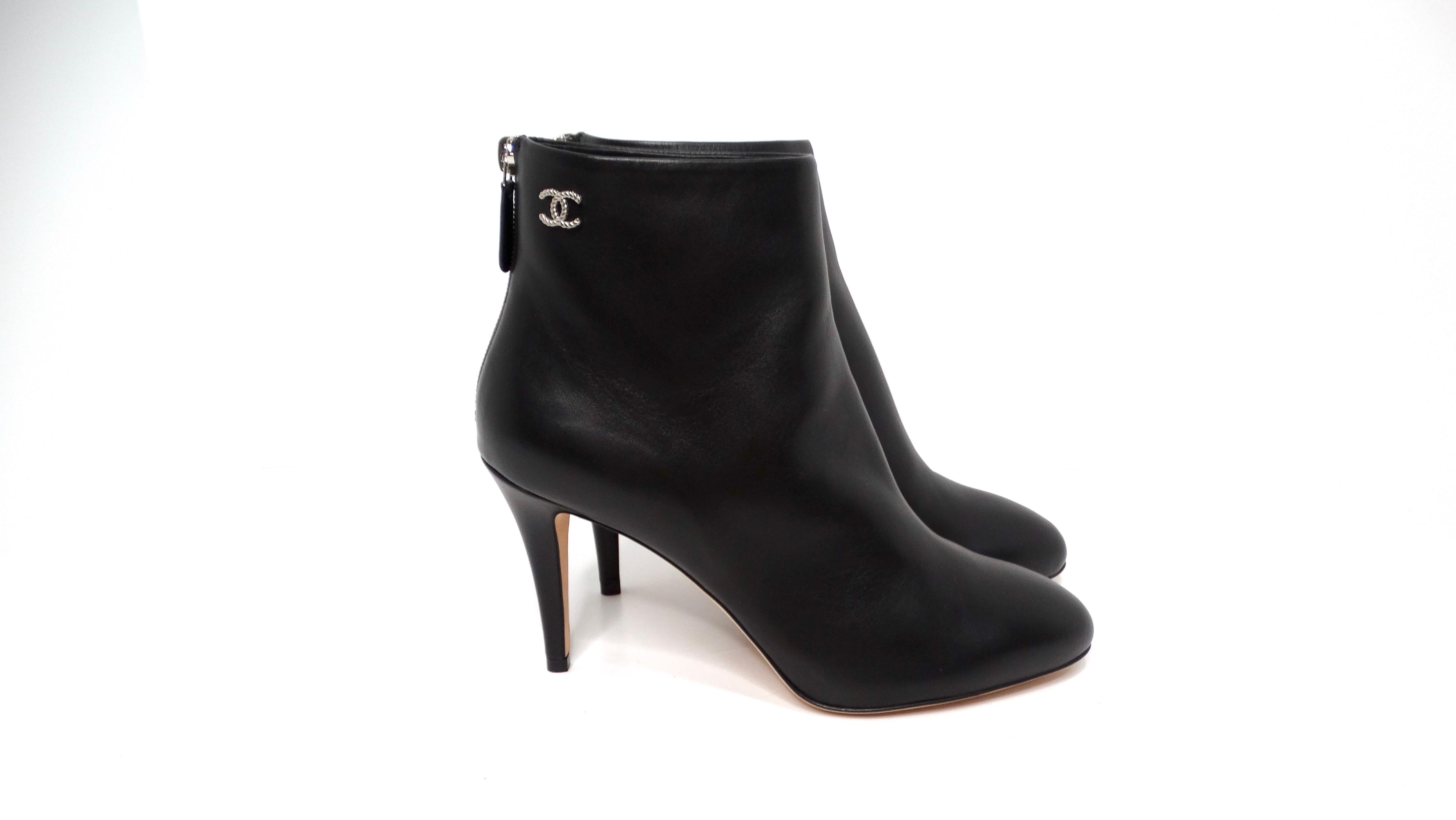 Chanel - Bottines à talons en cuir d'agneau noir en vente 1