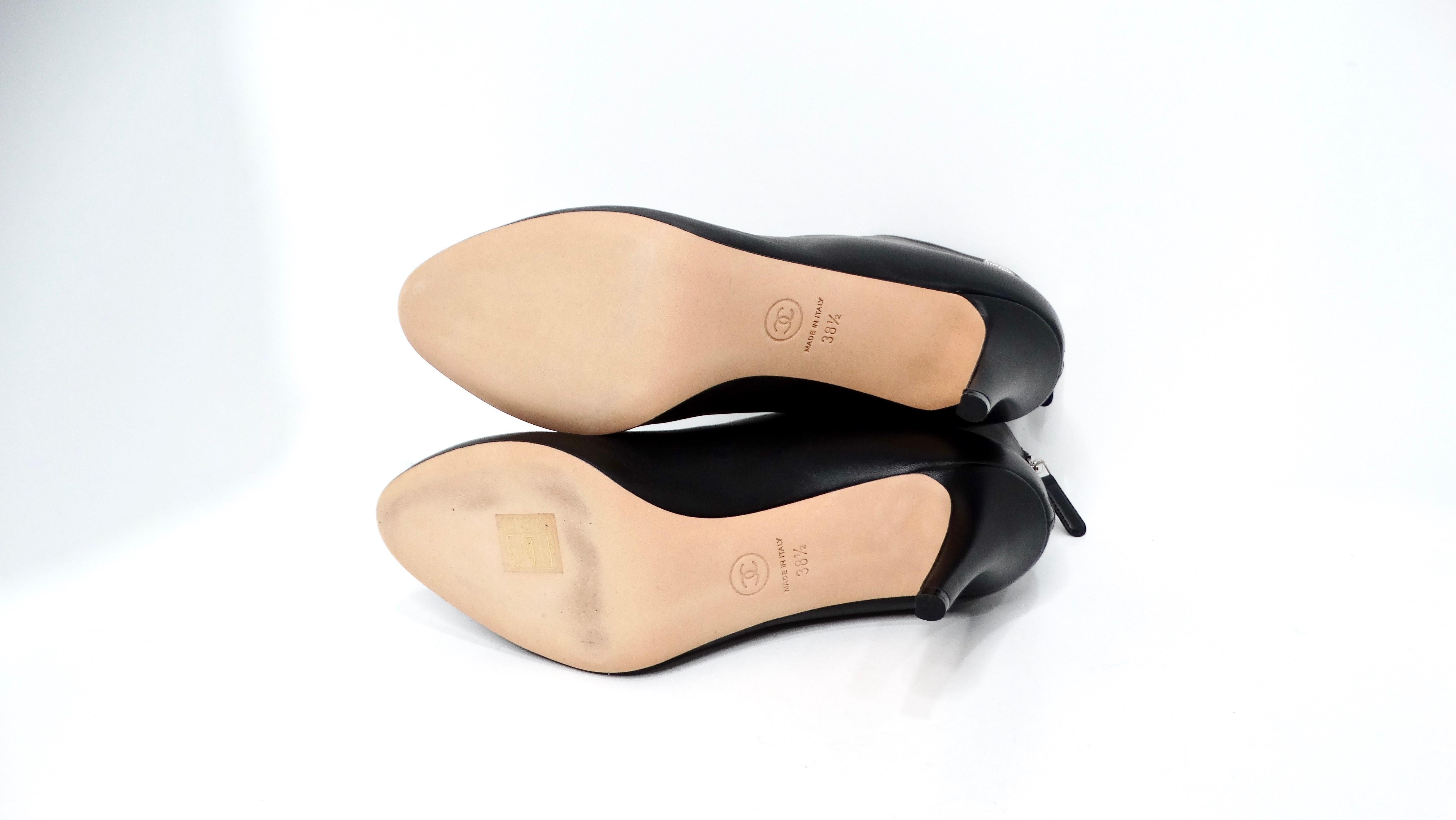 Chanel - Bottines à talons en cuir d'agneau noir en vente 2