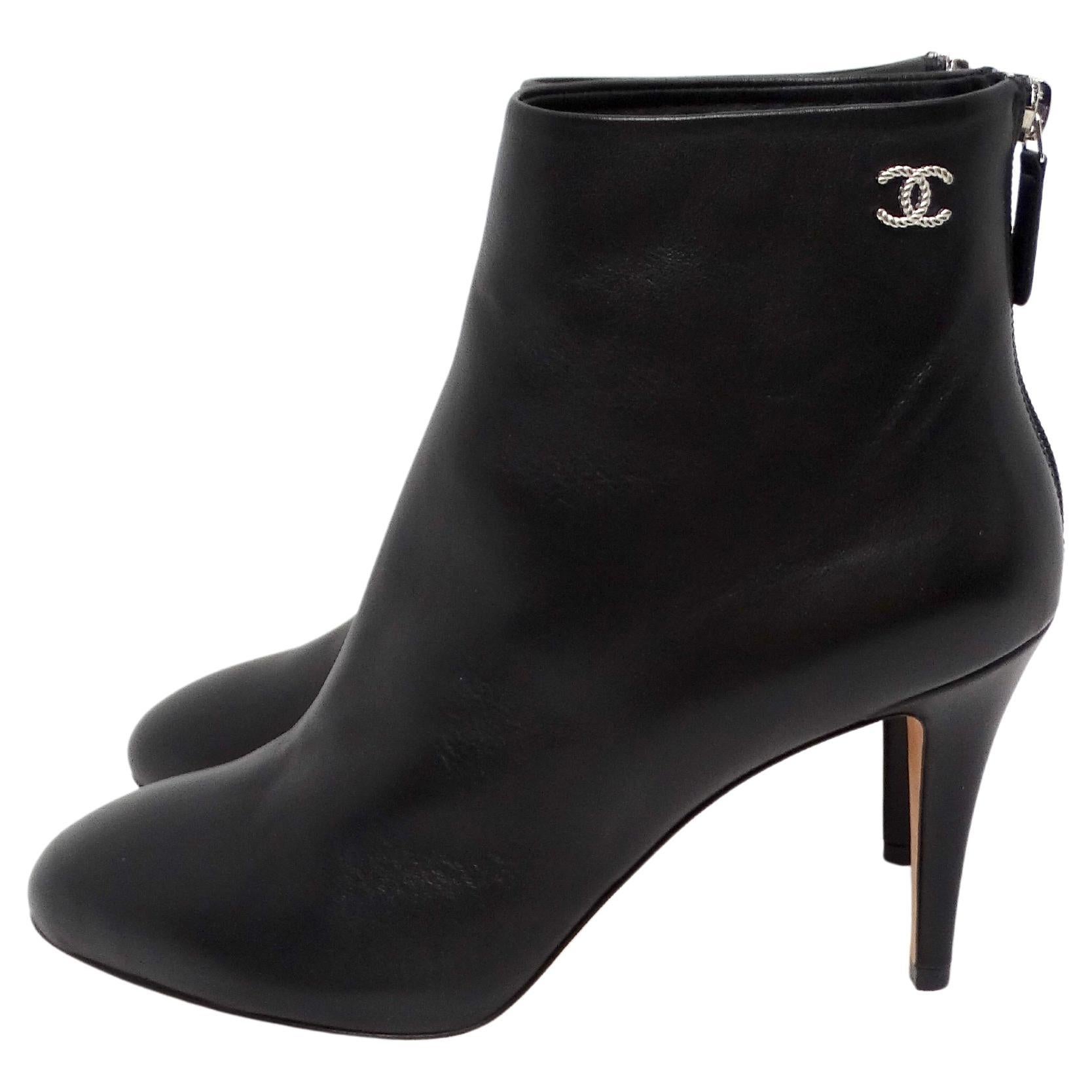 Chanel - Bottines à talons en cuir d'agneau noir