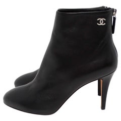Chanel Botines de tacón de piel de cordero negra