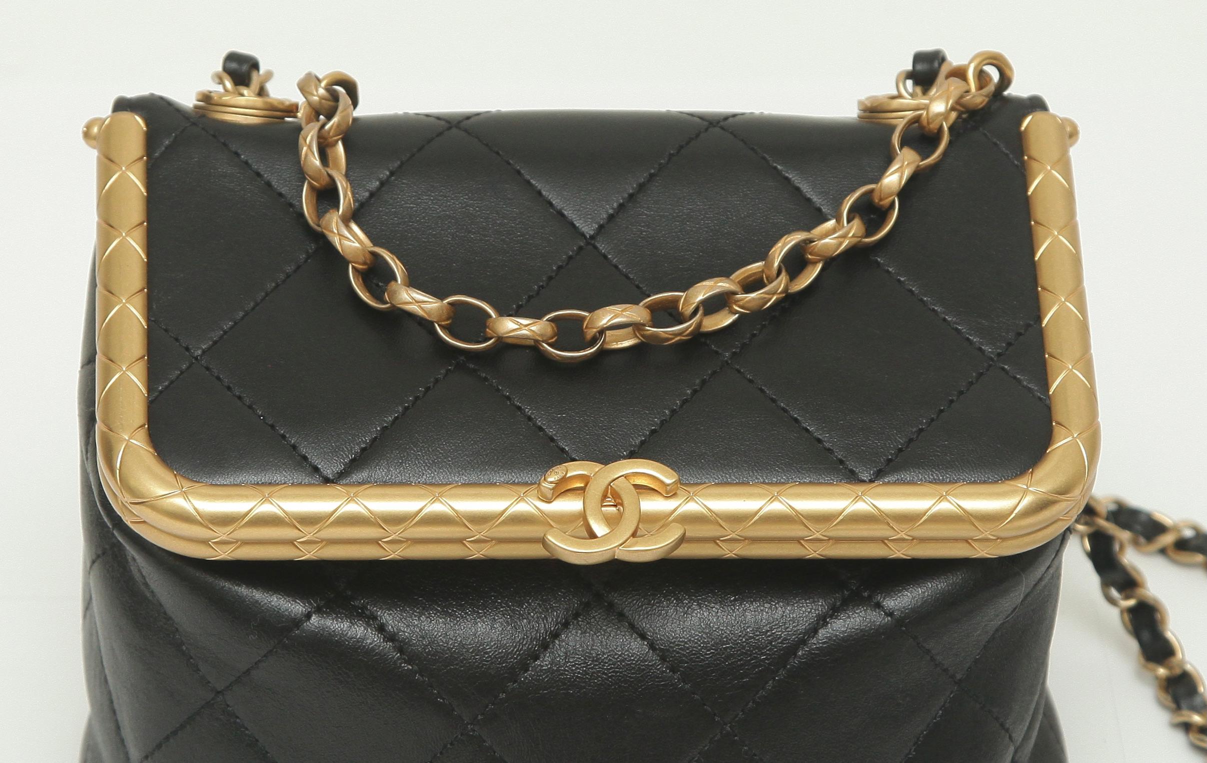 GUARANTEED AUTHENTIC CHANEL RUNWAY 20A BLACK LAMBSKIN KISS LOCK BAG

Retail excluding sales taxes $5,200.


Details:
- Black lambskin diamond quilted leather exterior.
- Matte gold hardware.
- Kiss lock closure.Gold chain and navy leather shoulder