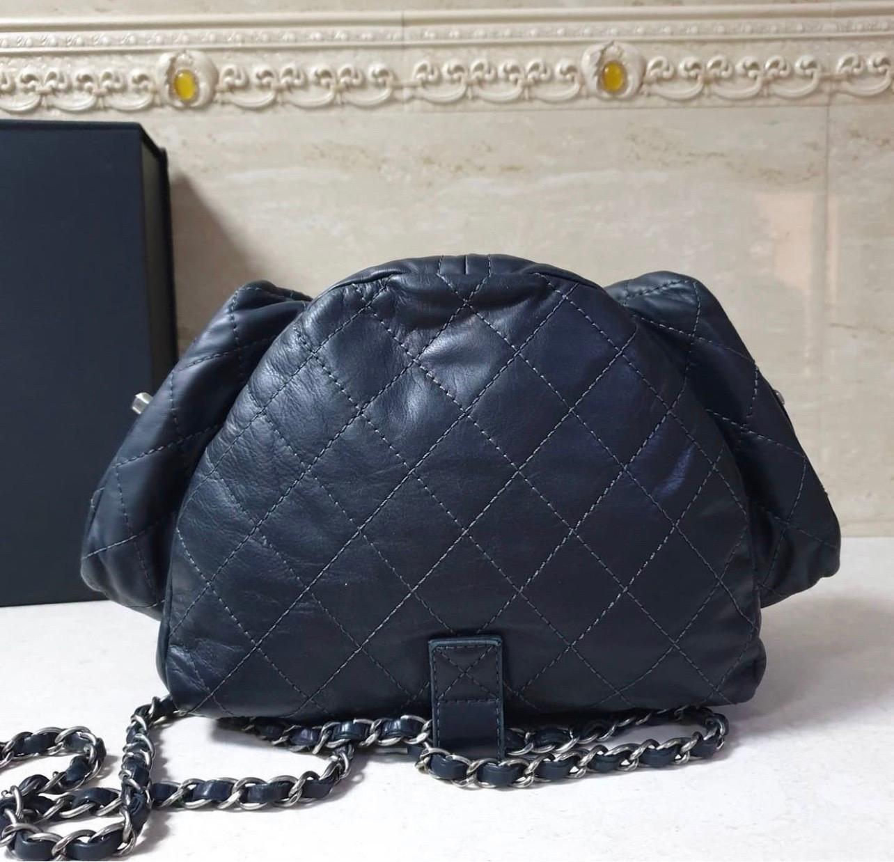 Lo zaino grande in pelle di agnello nera di Chanel è una borsa posteriore in vendita 1