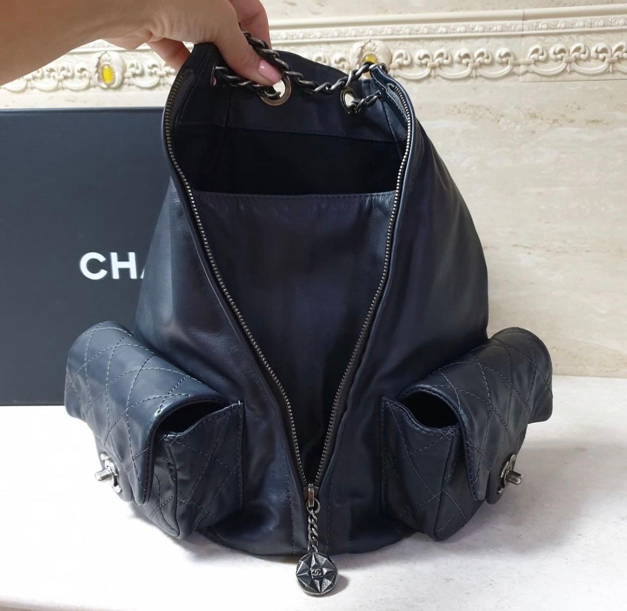 Lo zaino grande in pelle di agnello nera di Chanel è una borsa posteriore in vendita 2