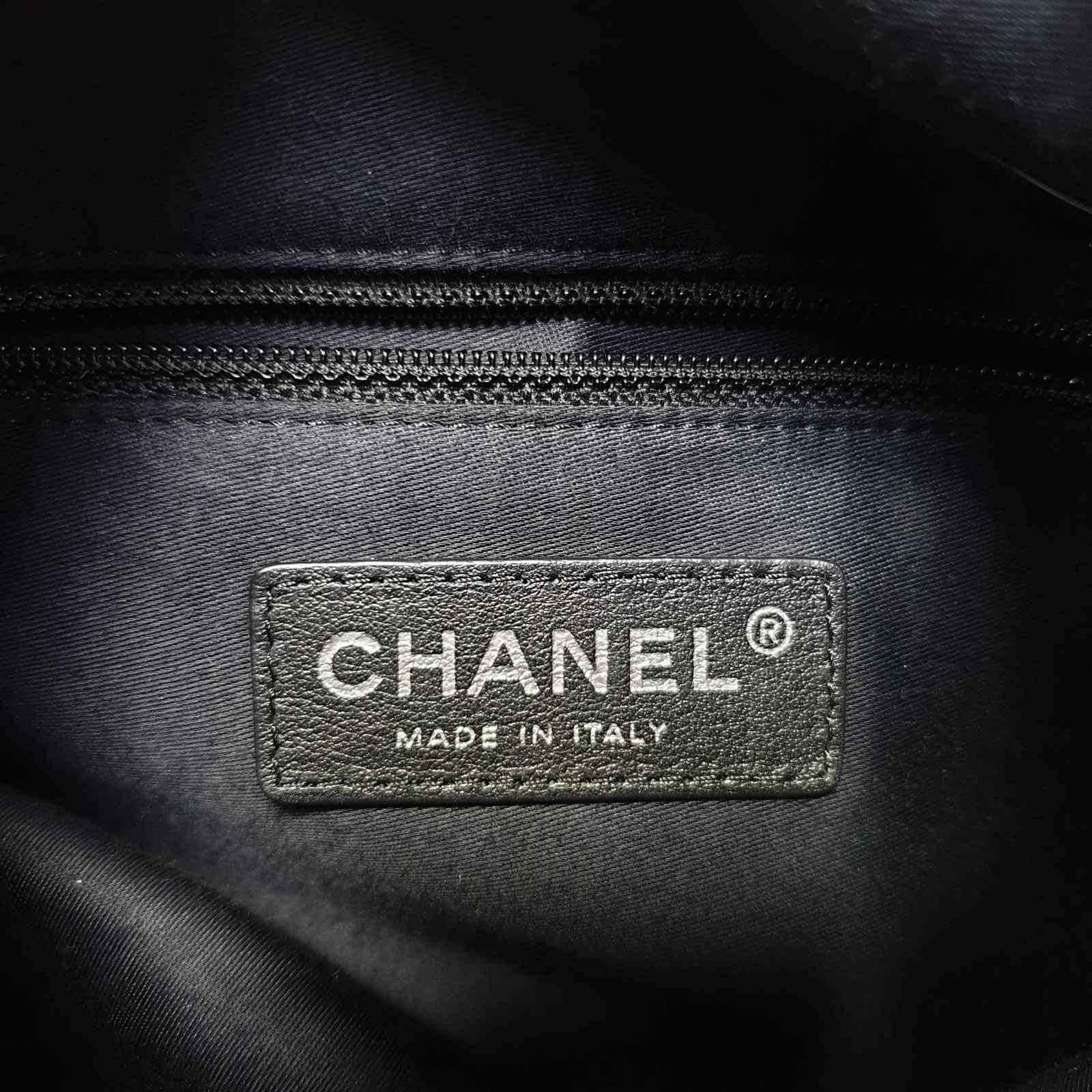 Lo zaino grande in pelle di agnello nera di Chanel è una borsa posteriore in vendita 3
