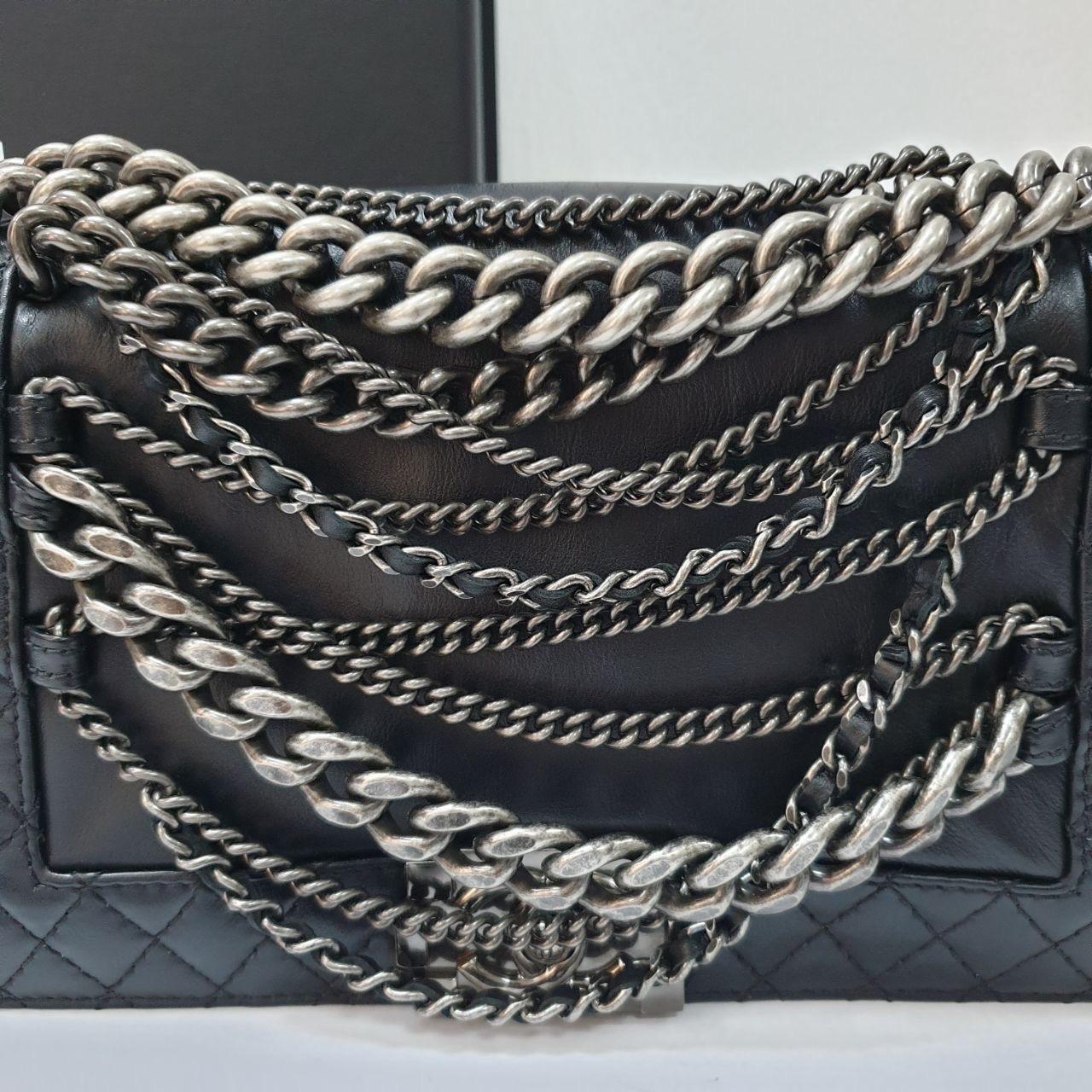 Absolut atemberaubende Chanel 'Multi Chains' Boy Bag von 2014 aus schwarzem glattem Lammleder. Dieses Stück ist in limitierter Auflage erschienen und somit ein seltener Fund! Die Ketten sind aus gealtertem, silbernem Metall gefertigt und verleihen