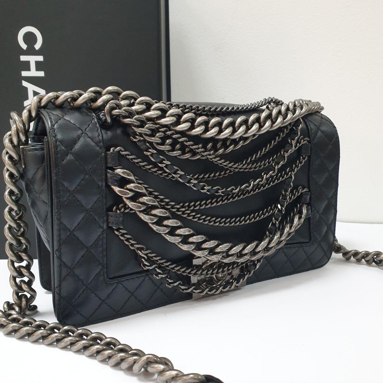 CHANEL Schwarze Lammleder Multi Chains Boy Bag im Zustand „Gut“ im Angebot in Krakow, PL